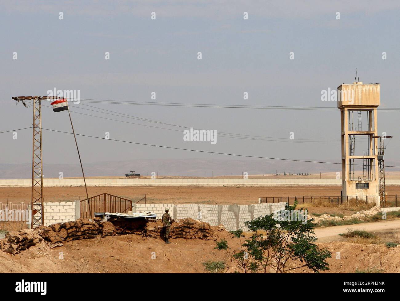 191028 -- QAMISHLI SIRIA, 28 ottobre 2019 -- Un soldato siriano viene visto durante lo schieramento sul confine siriano-turco nelle campagne della città di Qamishli nella provincia di al-Hasakah, nella Siria nord-orientale, il 28 ottobre 2019. Il governo siriano accoglie con favore il ritiro delle forze curde dal confine siriano-turco, affermando che questo ritiro spoglierà la Turchia del suo pretesto per attaccare le aree settentrionali siriane, ha affermato il ministero degli Esteri siriano in una dichiarazione di domenica. Str/Xinhua SYRIA-QAMISHLI-ARMY-TURKEY-BORDER-DEPLOYMENT Stringer PUBLICATIONxNOTxINxCHN Foto Stock