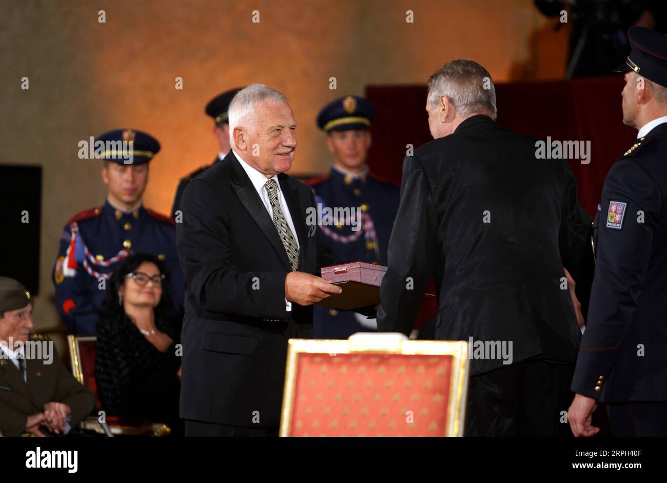 191029 -- PRAGA, 29 ottobre 2019 -- l'ex presidente della Repubblica Ceca Vaclav Klaus L riceve l'ordine del Leone bianco durante la cerimonia al Castello di Praga a Praga, Repubblica Ceca, 28 ottobre 2019. Il presidente della Repubblica ceca Milos Zeman ha conferito la decorazione di Stato a 42 personalità che hanno dato un grande contributo al paese lunedì. Foto di Dana Kesnerova/Xinhua REPUBBLICA CECA-PRAGA-CERIMONIA DI CONFERIMENTO DELLA MEDAGLIA YangxXiaohong PUBLICATIONxNOTxINxCHN Foto Stock