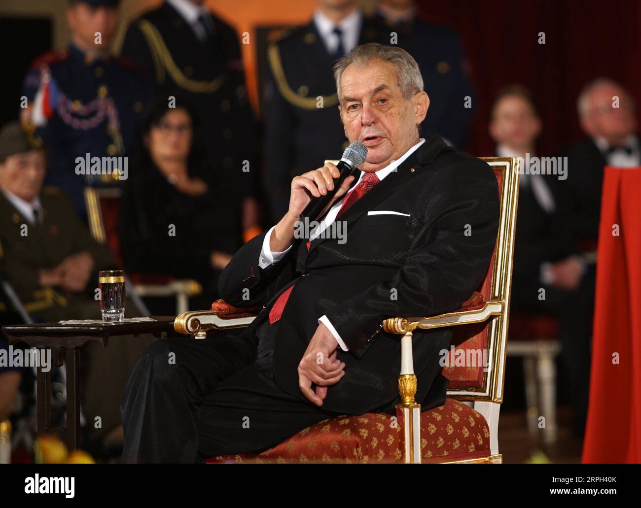 191029 -- PRAGA, 29 ottobre 2019 -- il presidente della Repubblica Ceca Milos Zeman tiene un discorso su tutte le personalità importanti che sono state premiate durante la cerimonia al Castello di Praga, Praga, Repubblica Ceca, 28 ottobre 2019. Il presidente della Repubblica ceca Milos Zeman ha conferito la decorazione di Stato a 42 personalità che hanno dato un grande contributo al paese lunedì. Foto di Dana Kesnerova/Xinhua REPUBBLICA CECA-PRAGA-CERIMONIA DI CONFERIMENTO DELLA MEDAGLIA YangxXiaohong PUBLICATIONxNOTxINxCHN Foto Stock