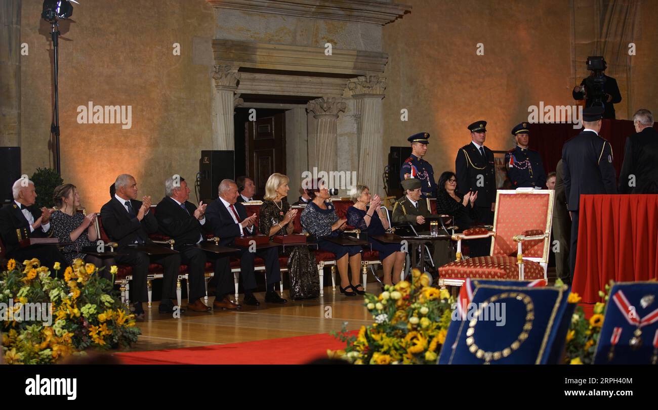 191029 -- PRAGA, 29 ottobre 2019 -- foto scattata il 28 ottobre 2019 mostra personalità che ricevono i premi alla cerimonia al Castello di Praga, nella Repubblica Ceca. Il presidente della Repubblica ceca Milos Zeman ha conferito la decorazione di Stato a 42 personalità che hanno dato un grande contributo al paese lunedì. Foto di Dana Kesnerova/Xinhua REPUBBLICA CECA-PRAGA-CERIMONIA DI CONFERIMENTO DELLA MEDAGLIA YangxXiaohong PUBLICATIONxNOTxINxCHN Foto Stock