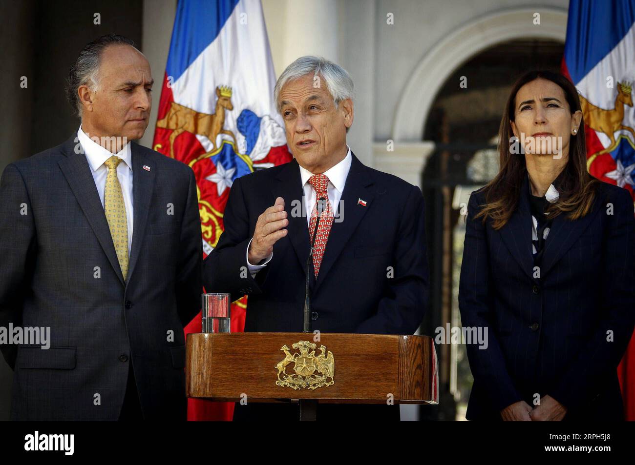 191030 -- SANTIAGO, 30 ottobre 2019 Xinhua -- il presidente cileno Sebastian Pinera C fa un annuncio al Palazzo Presidenziale la Moneda a Santiago, Cile, il 30 ottobre 2019. Pinera ha annunciato mercoledì che il Cile sospenderà l'organizzazione del vertice APEC e del vertice COP25 sul clima, a causa della crisi sociale in corso nel paese sudamericano. Sebastian Beltran Gaete/Agencia uno via Xinhua CILE-SANTIAGO-APEC-COP25-SUMMIT-HOSTING-SUSPENDING PUBLICATIONxNOTxINxCHN Foto Stock