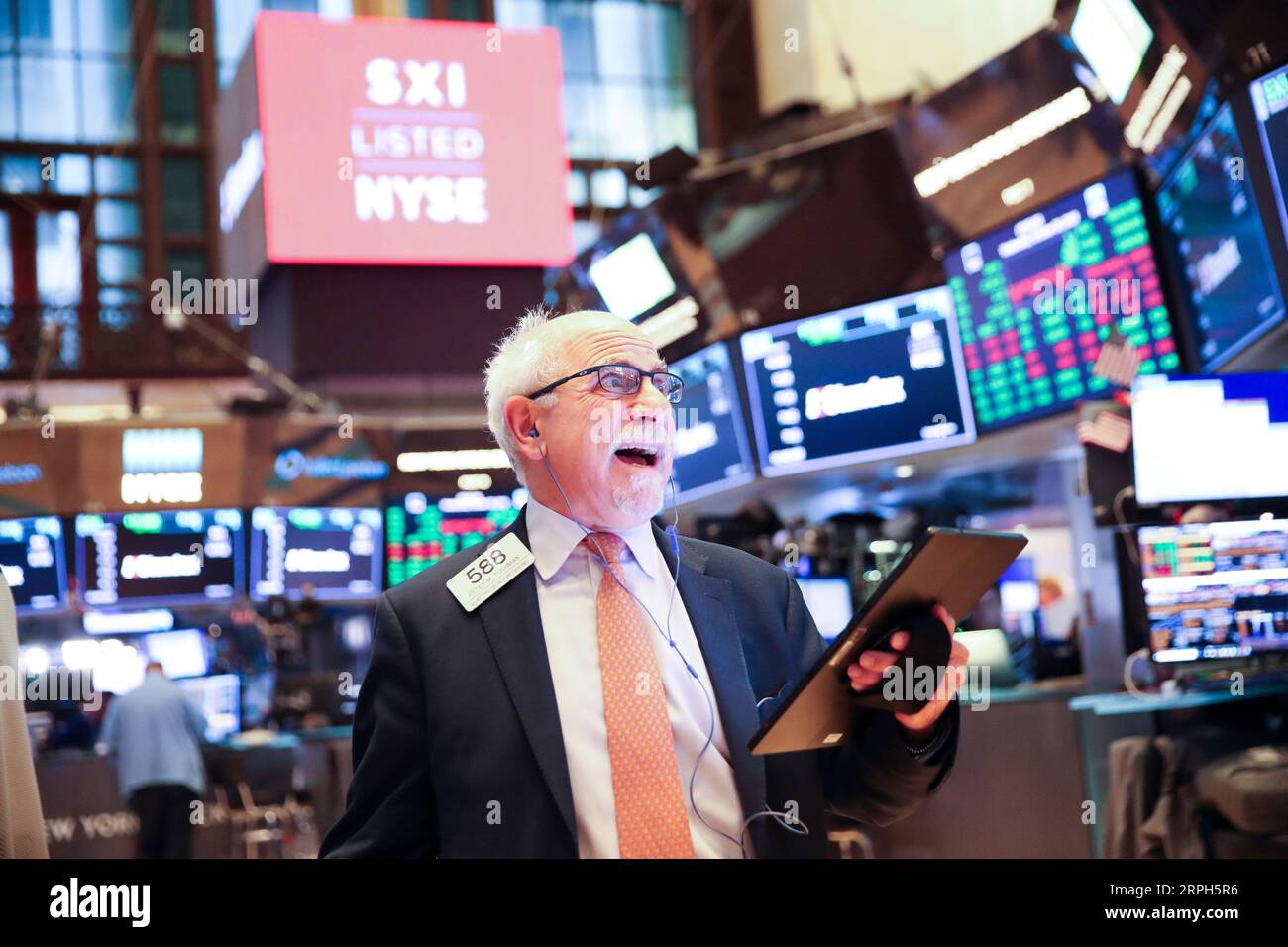 News Bilder des Tages 191030 -- NEW YORK, 30 ottobre 2019 -- Un trader lavora alla Borsa di New York, negli Stati Uniti, il 30 ottobre 2019. Mercoledì le azioni statunitensi sono terminate più in alto. Il Dow è salito del 0,43% a 27.186.69, l'S&P 500 è aumentato del 0,33% a 3.046,77, e il Nasdaq è salito del 0,33% a 8.303,98. U.S.-NEW YORK-STOCKS WangxYing PUBLICATIONxNOTxINxCHN Foto Stock