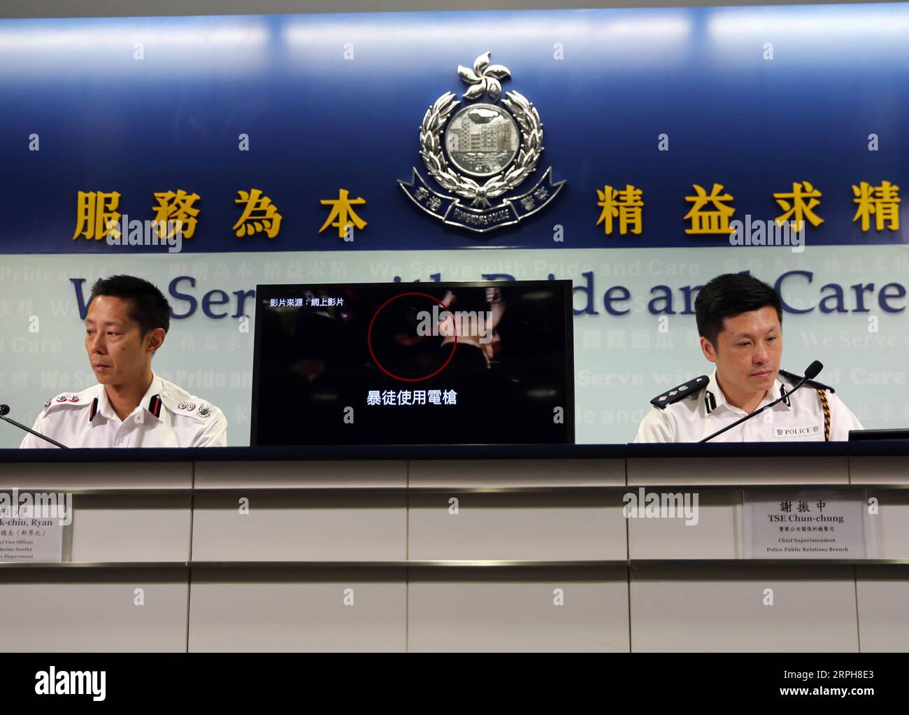 191101 -- HONG KONG, 1 novembre 2019 -- la polizia di Hong Kong ha mostrato un'immagine di atti violenti commessi dai rivoltosi durante una conferenza stampa a Hong Kong, 1 novembre 2019. Venerdì la polizia di Hong Kong ha messo in guardia contro l'escalation della violenza usata dai rivoltosi, comprese armi pericolose e proibite come le pistole stordenti e le bombe meccaniche fatte in casa. CINA-HONG KONG-POLIZIA-CONFERENZA STAMPA CN LIXZHEN PUBLICATIONXNOTXINXCHN Foto Stock