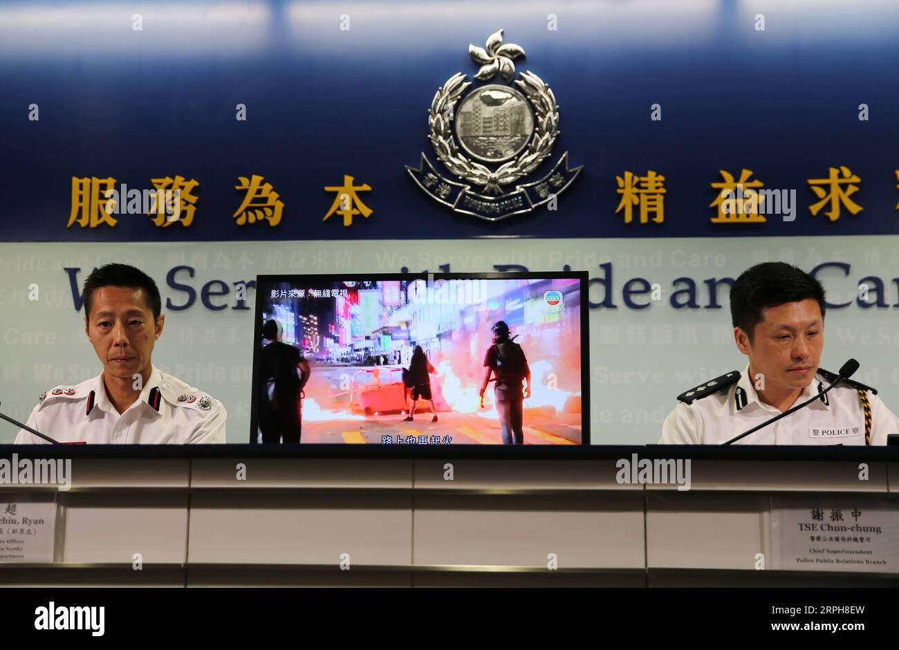 191101 -- HONG KONG, 1 novembre 2019 -- la polizia di Hong Kong ha mostrato un'immagine di atti violenti commessi dai rivoltosi durante una conferenza stampa a Hong Kong, 1 novembre 2019. Venerdì la polizia di Hong Kong ha messo in guardia contro l'escalation della violenza usata dai rivoltosi, comprese armi pericolose e proibite come le pistole stordenti e le bombe meccaniche fatte in casa. CINA-HONG KONG-POLIZIA-CONFERENZA STAMPA CN LIXZHEN PUBLICATIONXNOTXINXCHN Foto Stock