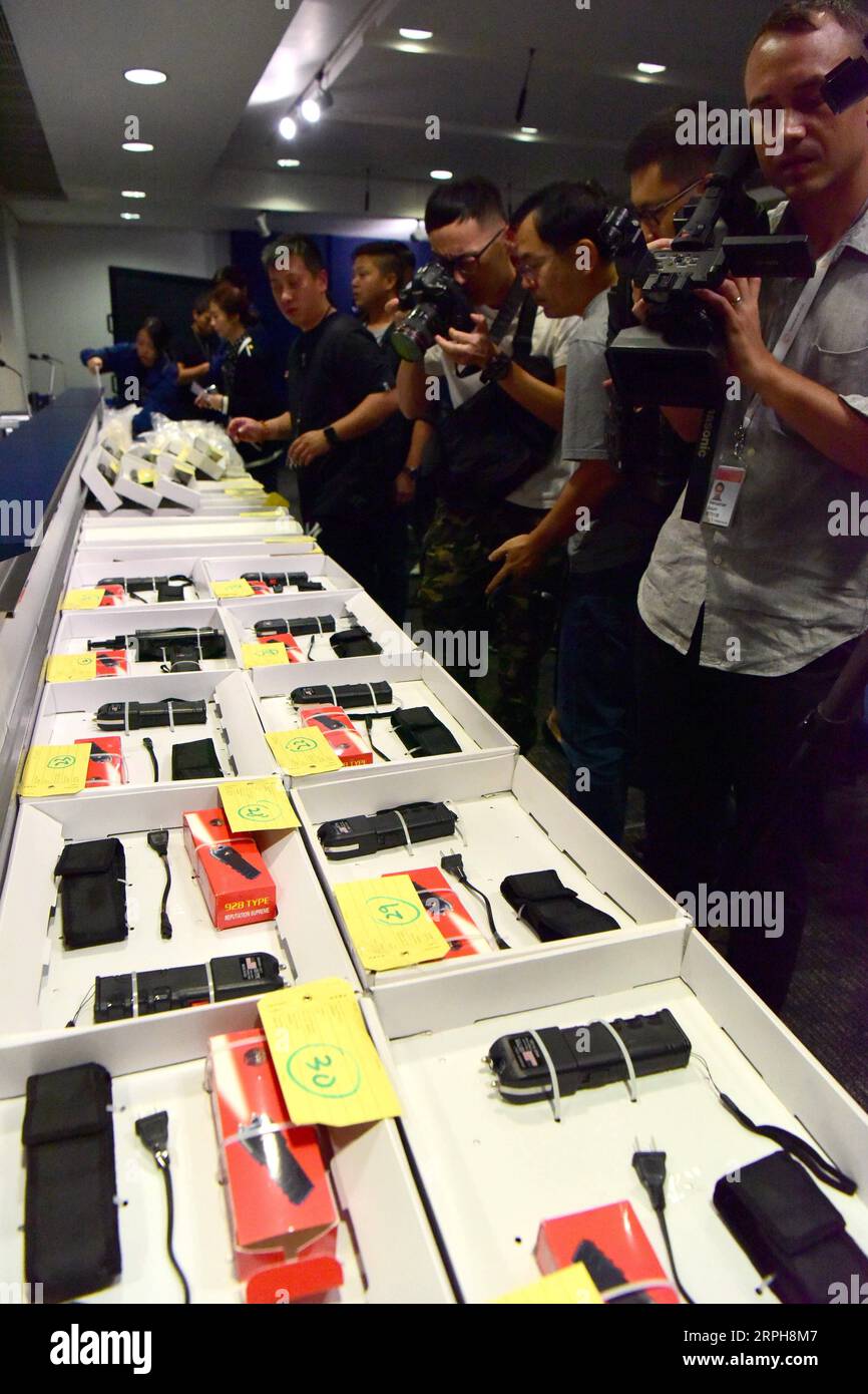 191102 -- PECHINO, 2 novembre 2019 -- le prove sequestrate vengono mostrate durante una conferenza stampa tenuta dalla polizia di Hong Kong a Hong Kong, 1 novembre 2019. Venerdì la polizia di Hong Kong ha messo in guardia contro l'escalation della violenza usata dai rivoltosi, comprese armi pericolose e proibite come le pistole stordenti e le bombe meccaniche fatte in casa. XINHUA FOTO DEL GIORNO ZhuxXiang PUBLICATIONxNOTxINxCHN Foto Stock