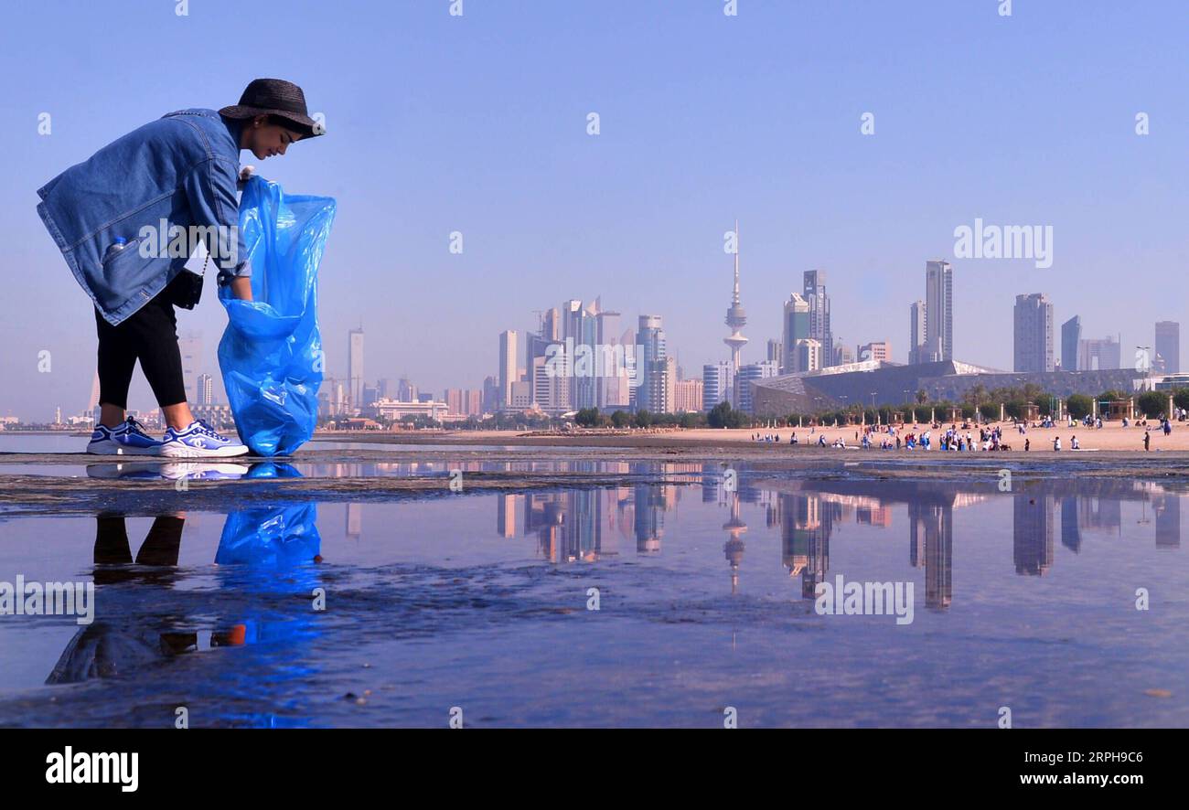 191103 -- KUWAIT CITY, 3 novembre 2019 -- Una donna partecipa a una campagna di pulizia della spiaggia a Kuwait City, Kuwait, il 2 novembre 2019. Sabato il Kuwait ha lanciato una campagna di pulizia delle spiagge per migliorare la consapevolezza ambientale delle persone. Foto di Asad/Xinhua KUWAIT-KUWAIT CITY-BEACH CLEANUP CAMPAGNA NiexYunpeng PUBLICATIONxNOTxINxCHN Foto Stock