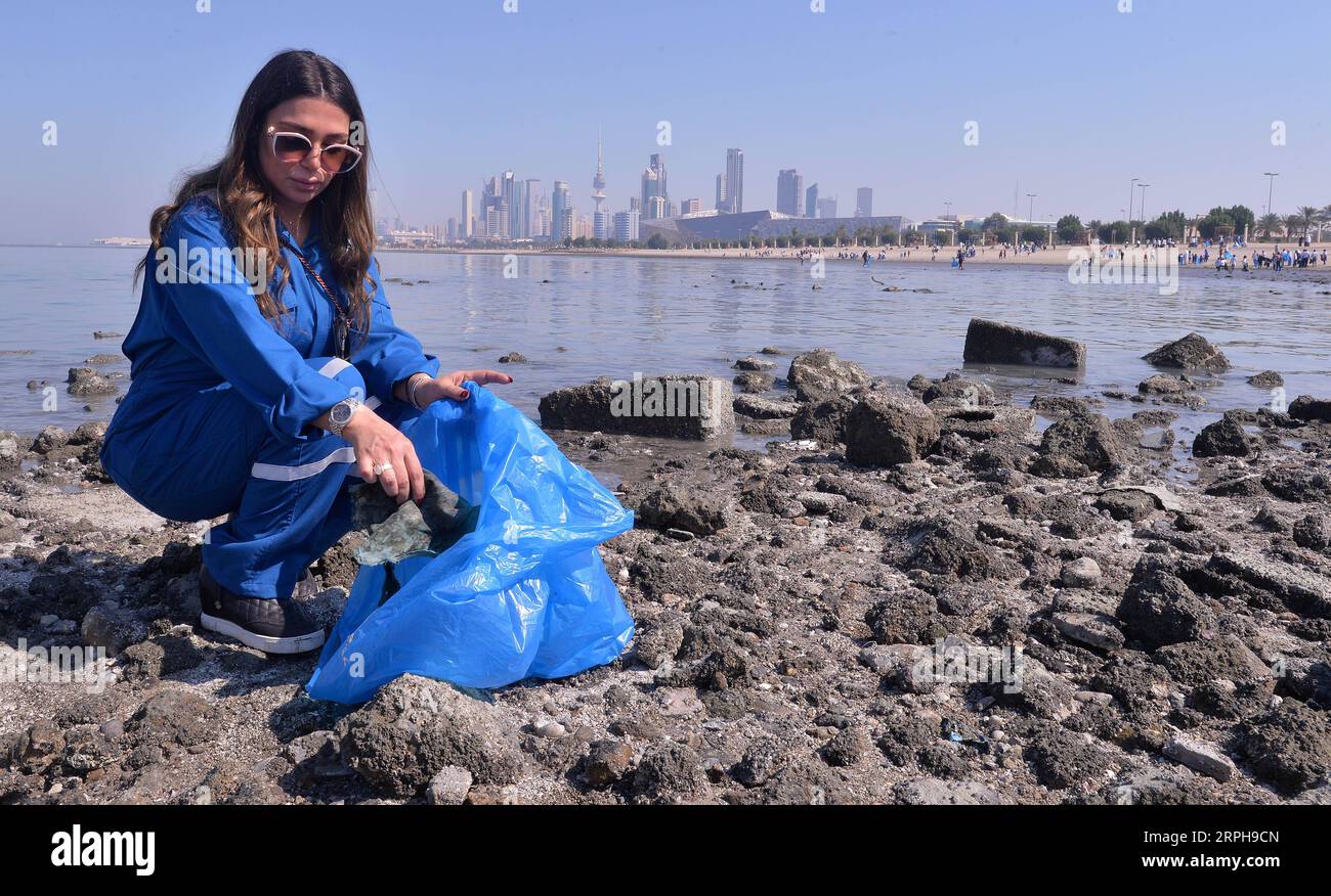 191103 -- KUWAIT CITY, 3 novembre 2019 -- Una donna partecipa a una campagna di pulizia della spiaggia a Kuwait City, Kuwait, il 2 novembre 2019. Sabato il Kuwait ha lanciato una campagna di pulizia delle spiagge per migliorare la consapevolezza ambientale delle persone. Foto di Asad/Xinhua KUWAIT-KUWAIT CITY-BEACH CLEANUP CAMPAGNA NiexYunpeng PUBLICATIONxNOTxINxCHN Foto Stock