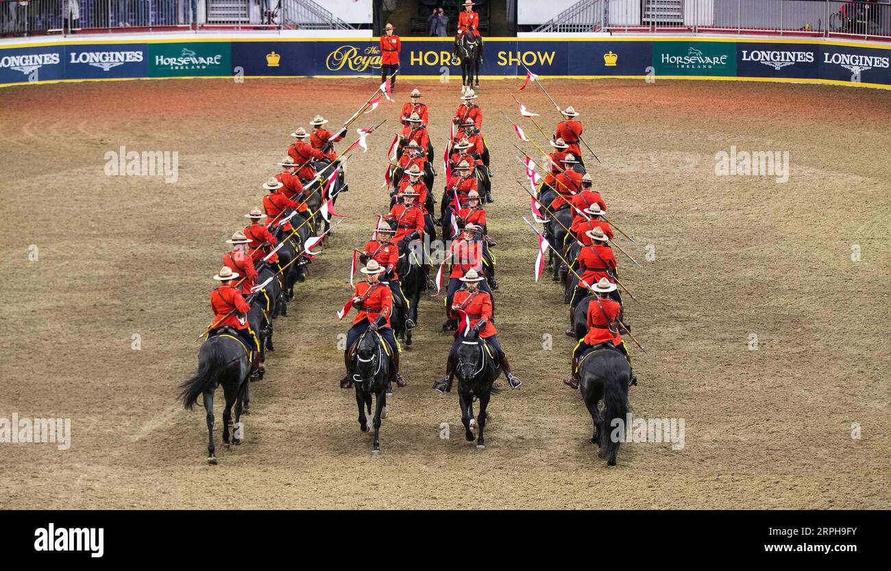 191102 -- TORONTO, 2 novembre 2019 -- i membri della Royal Canadian Mounted Police RCMP si esibiscono durante la RCMP Musical Ride alla Royal Agricultural Winter Fair 2019 a Toronto, Canada, il 2 novembre 2019. Foto di /Xinhua CANADA-TORONTO-RCMP GIRO MUSICALE ZouxZheng PUBLICATIONxNOTxINxCHN Foto Stock