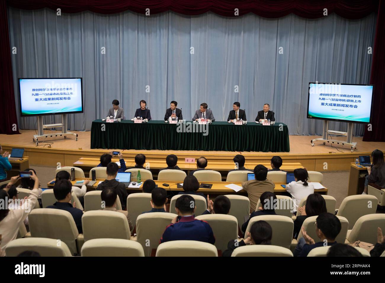 191103 -- SHANGHAI, 3 novembre 2019 -- Geng Meiyu 2nd L, inventore chiave del farmaco GV-971, anche ricercatore dello Shanghai Institute of materia medica sotto la Chinese Academy of Sciences, parla dell'invenzione del nuovo farmaco durante una conferenza stampa a Shanghai, Cina orientale, 3 novembre 2019. Un farmaco coltivato in casa per il trattamento della malattia di Alzheimer è stato approvato dalla National Medical Products Administration per colpire il mercato, secondo i suoi sviluppatori sabato. Il farmaco, GV-971, è stato sviluppato dalla Ocean University of China, Shanghai Institute of materia medica sotto la Chinese Academy of Sciences e G Foto Stock