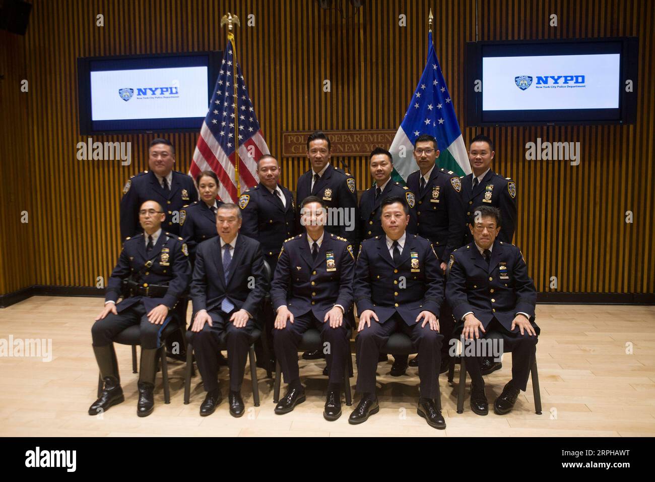 191103 -- NEW YORK, 3 novembre 2019 Xinhua -- i membri del Consiglio dei dirigenti della polizia asiatica-americana AAPEX posano per una foto di gruppo durante una conferenza stampa presso la sede della polizia di New York, negli Stati Uniti, il 1 novembre 2019. Il Dipartimento di polizia della città di New York NYPD, la più grande forza di polizia degli Stati Uniti da tempo nota per la sua capacità di combattere e prevenire i crimini, sta assistendo a un aumento senza precedenti del numero di ufficiali asiatici-americani, in particolare quelli di rango. Xinhua/Zhou sa ang TO GO WITH NYPD vede un significativo aumento del numero di ufficiali asiatici americani U.S.-NEW YORK-NYPD-AS Foto Stock