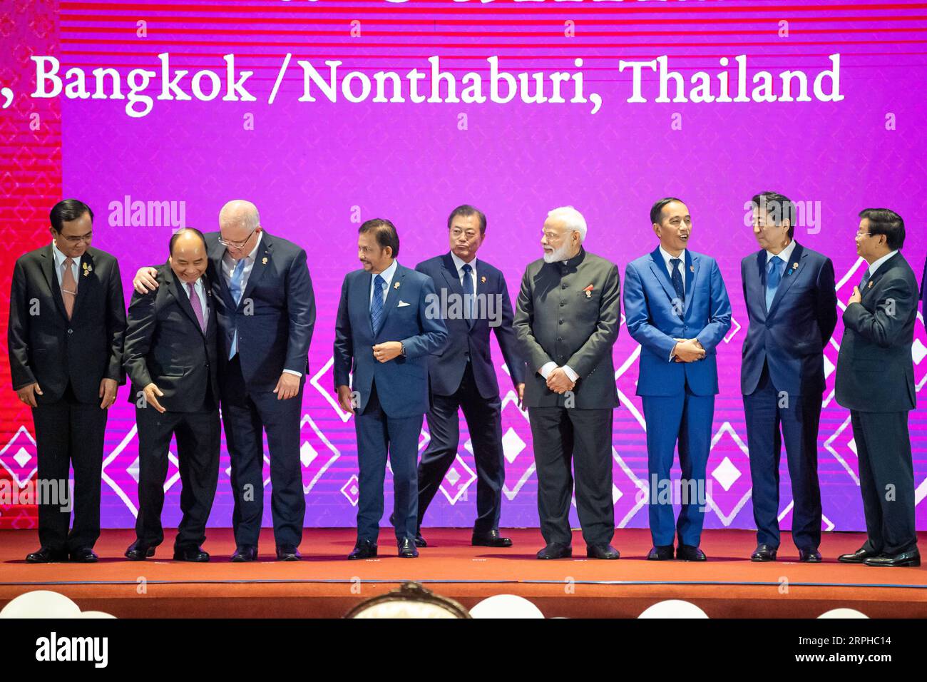 191104 -- BANGKOK, 4 novembre 2019 -- da L a R Thai il primo ministro Prayut Chan-o-cha, il primo ministro vietnamita Nguyen Xuan Phuc, il primo ministro australiano Scott Morrison, il sultano del Brunei Haji Hassanal Bolkiah, il presidente sudcoreano Moon Jae-in, il primo ministro indiano Narendra modi, il presidente indonesiano Joko Widodo, il primo ministro giapponese Shinzo Abe e il primo ministro del Laos Thongloun Sisoulith partecipano a una sessione fotografica durante il 14° vertice dell'Asia orientale a Bangkok, Thailandia, 4 novembre 2019. Il summit è un evento regionale annuale che riunisce 10 membri dell'Associazione delle Nazioni del Sud-Est Asiatico ASEAN, a Foto Stock