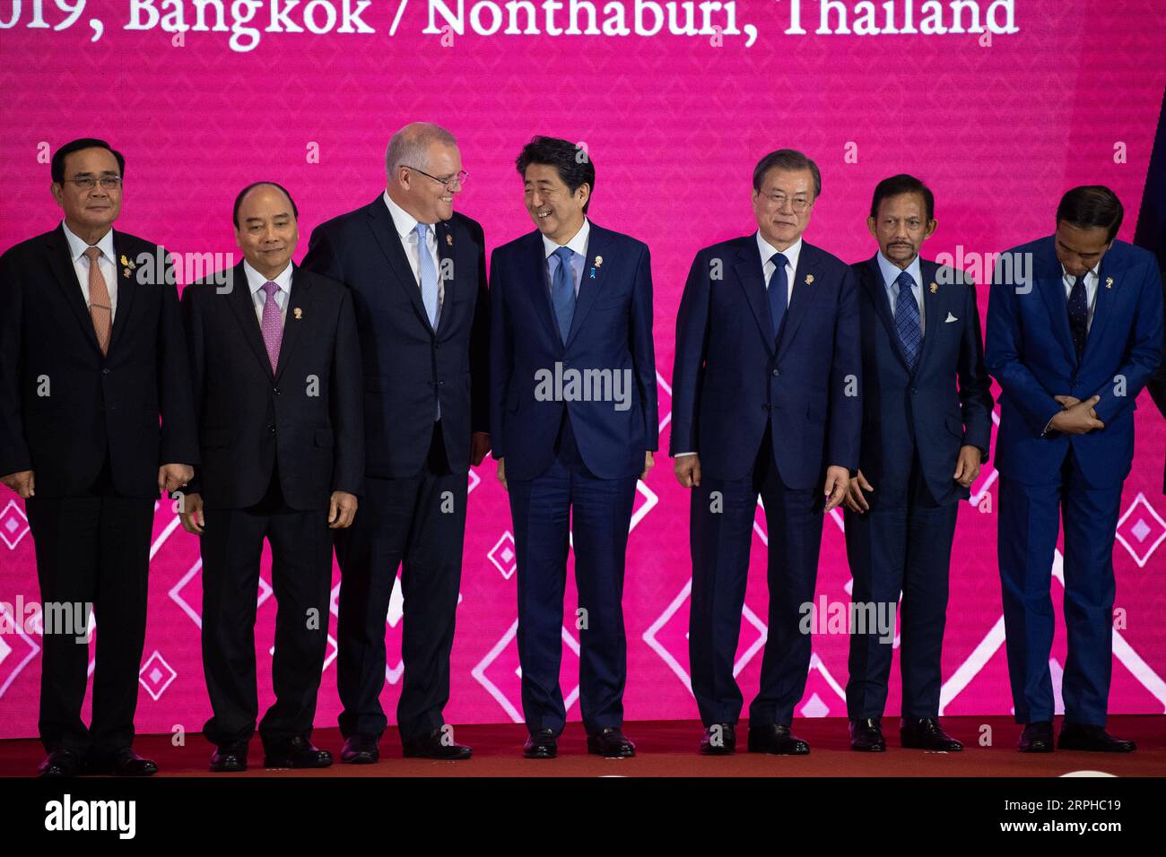 191104 -- BANGKOK, 4 novembre 2019 -- da L a R Thai il primo ministro Prayut Chan-o-cha, il primo ministro vietnamita Nguyen Xuan Phuc, il primo ministro australiano Scott Morrison, il primo ministro giapponese Shinzo Abe, il presidente sudcoreano Moon Jae-in, il sultano del Brunei Haji Hassanal Bolkiah e il presidente indonesiano Joko Widodo reagiscono durante una sessione fotografica del 3° vertice RCEP del partenariato economico globale regionale a Bangkok, Thailandia, 4 novembre 2019. VERTICE THAILANDIA-BANGKOK-RCEP ZhuxWei PUBLICATIONxNOTxINxCHN Foto Stock