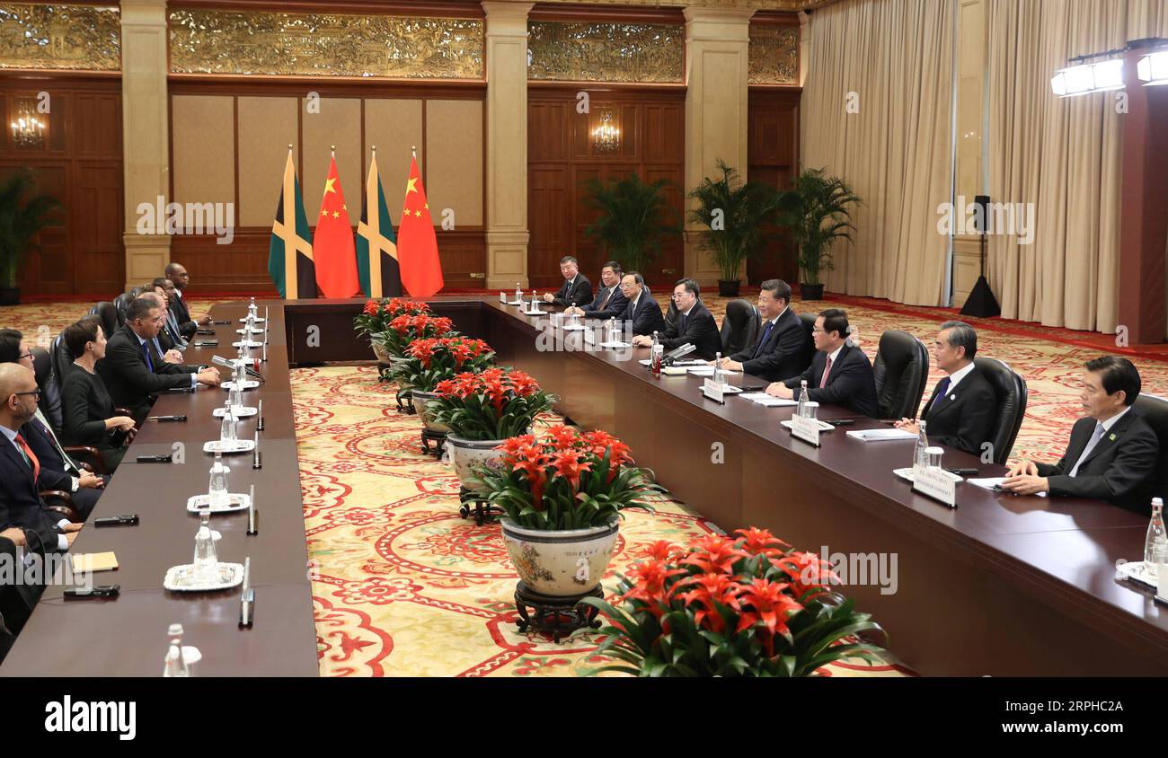 191104 -- SHANGHAI, 4 novembre 2019 -- il presidente cinese Xi Jinping incontra il primo ministro giamaicano Andrew Holness, che è qui per il secondo China International Import Expo CIIE, a Shanghai, Cina orientale, 4 novembre 2019. CIIECHINA-SHANGHAI-XI JINPING-PM-MEETING GIAMAICANO CN DINGXLIN PUBLICATIONXNOTXINXCHN Foto Stock