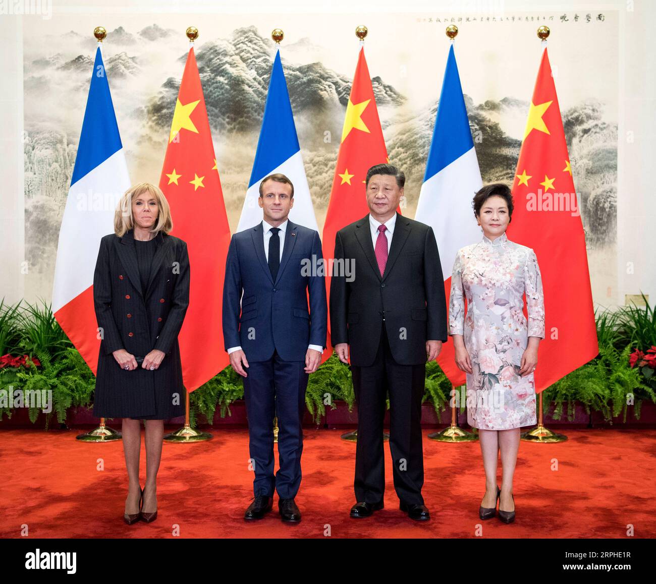 191106 -- PECHINO, 6 novembre 2019 -- il presidente cinese Xi Jinping e sua moglie Peng Liyuan posano per delle foto con il presidente francese Emmanuel Macron e sua moglie Brigitte Macron in vista dei colloqui tra i due leader a Pechino, capitale della Cina, 6 novembre 2019. CHINA-BEIJING-XI JINPING-FRANCE-MACRON-TALKS CN LIXXUEREN PUBLICATIONXNOTXINXCHN Foto Stock