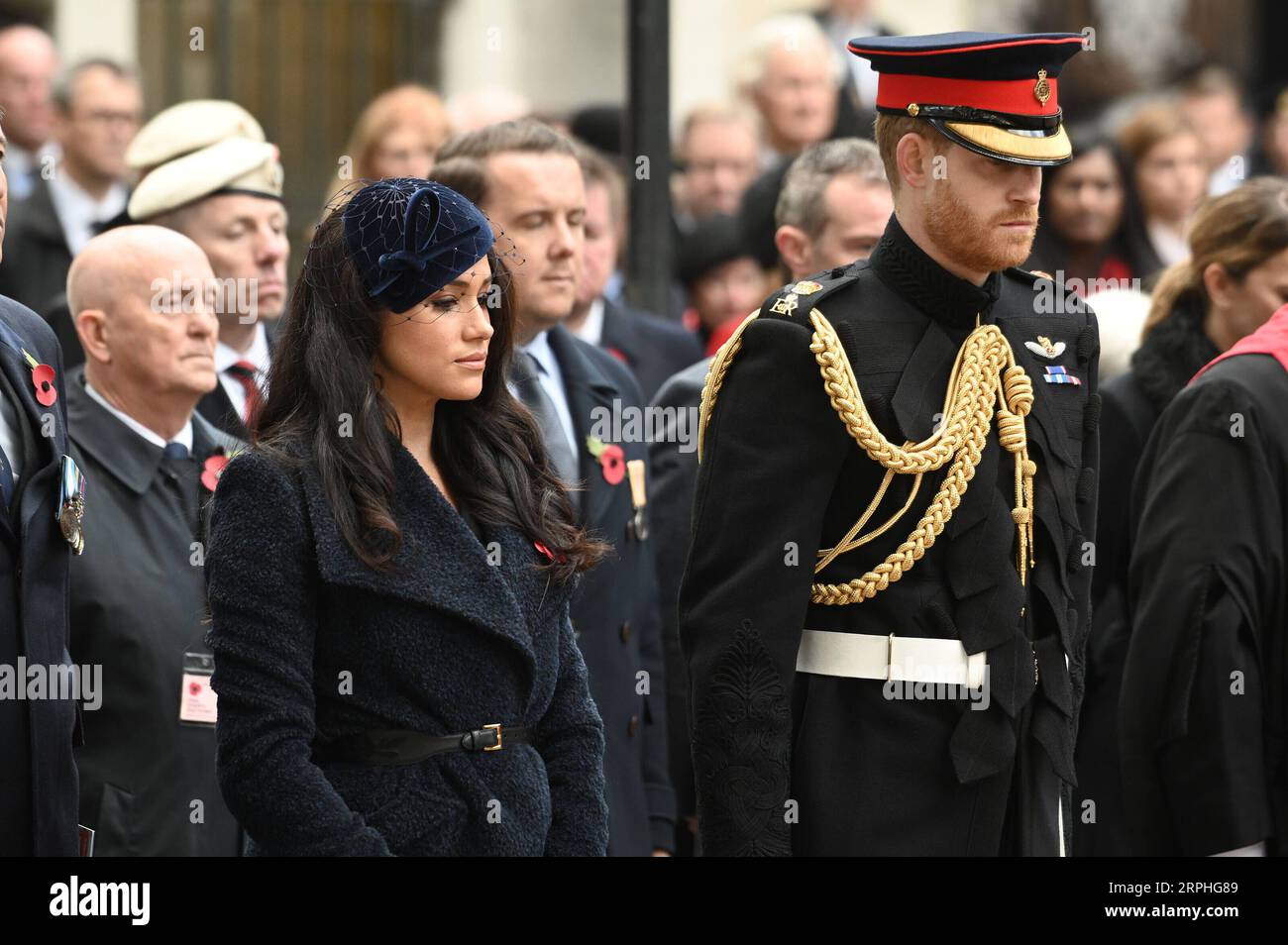 191107 -- LONDRA, 7 novembre 2019 Xinhua -- Gran Bretagna S Principe Harry, Duca di Sussex R, fronte, e sua moglie Meghan Markle L, fronte, Duchessa di Sussex, partecipare al 91 ° campo della memoria presso Westminster Abbey a Londra, Gran Bretagna, il 7 novembre 2019. Il campo della memoria si tiene nei terreni dell'abbazia dal 1928. Quest'anno, centinaia di piccole croci con petali di papavero sono state piantate nel campo della memoria per rendere omaggio ai militari britannici e alle donne che hanno perso la vita in conflitti. Foto di Ray Tang/Xinhua BRITAIN-LONDON-91ST FIELD OF REMEMBRANCE-WESTMINSTER ABBEY PUBLICATIO Foto Stock