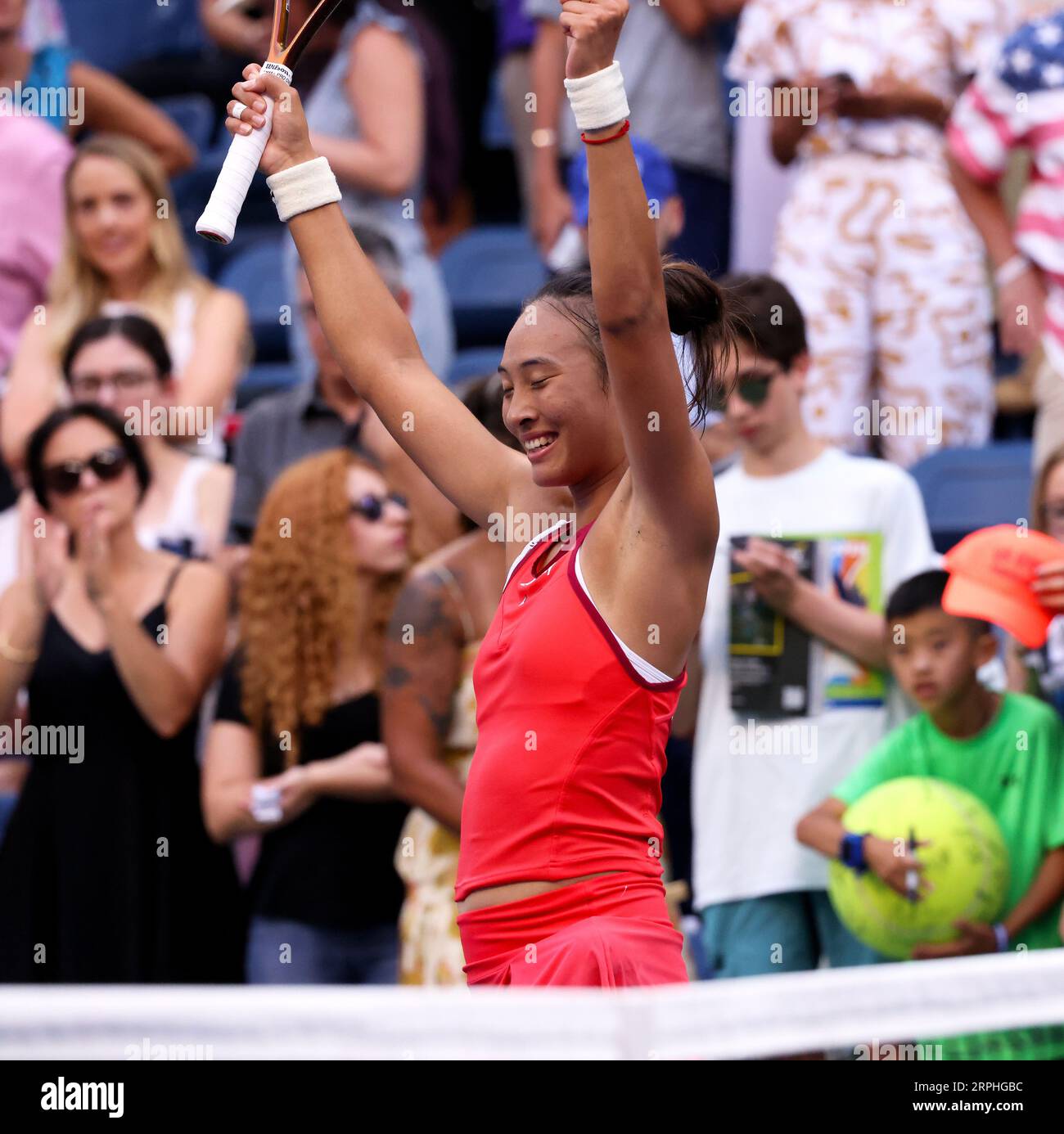 New York, Stati Uniti. 4 settembre 2023. La Cina Qinwen Zheng festeggia dopo aver sconvolto il numero 5 della testa di serie Ons Jabeur della Tunisia nel loro quarto turno agli US Open. Fotografia di Credit: Adam Stoltman/Alamy Live News Foto Stock