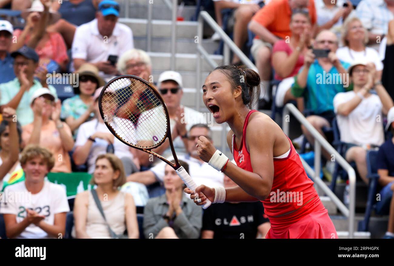 New York, Stati Uniti. 4 settembre 2023. La Cina Qinwen Zheng festeggia dopo aver sconvolto il numero 5 della testa di serie Ons Jabeur della Tunisia nel loro quarto turno agli US Open. Fotografia di Credit: Adam Stoltman/Alamy Live News Foto Stock