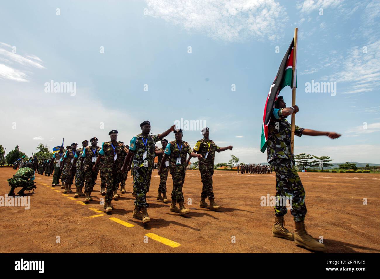 191108 -- JINJA, 8 novembre 2019 Xinhua -- soldati militari kenioti prendono parte a una parata durante la dodicesima edizione dell'esercitazione del posto di comando delle forze armate della Comunità dell'Africa orientale EAC a Jinja, Uganda, 7 novembre 2019. Foto di Hajarah Nalwadda/Xinhua UGANDA-JINJA-EAC-ARMY FORCES COMMAND POST EXERCISE PUBLICATIONxNOTxINxCHN Foto Stock