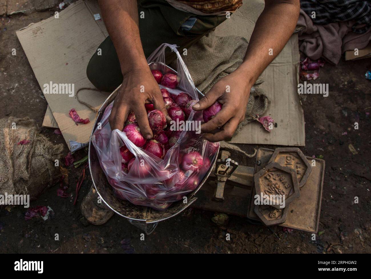 191108 -- NUOVA DELHI, 8 novembre 2019 -- Un venditore di verdure pesa cipolle in un mercato a nuova Delhi, India, 8 novembre 2019. I prezzi delle cipolle negli stati indiani, tra cui la capitale nuova Delhi, sono saliti alle stelle e il prezzo di un chilogrammo è stato venduto a circa 1,41 dollari USA 100 INR giovedì, hanno detto i rivenditori. Le cipolle che costituiscono l'ingrediente principale della farina indiana sono altrimenti vendute a circa 29 centesimi INR 20 al chilogrammo. I funzionari accusano il monsone tardivo e i cicloni di aver influenzato la semina e l'arrivo delle colture dai principali centri di produzione del Maharashtra, dell'Andhra Pradesh e del Karnataka, creando così una carenza di mercato. O Foto Stock