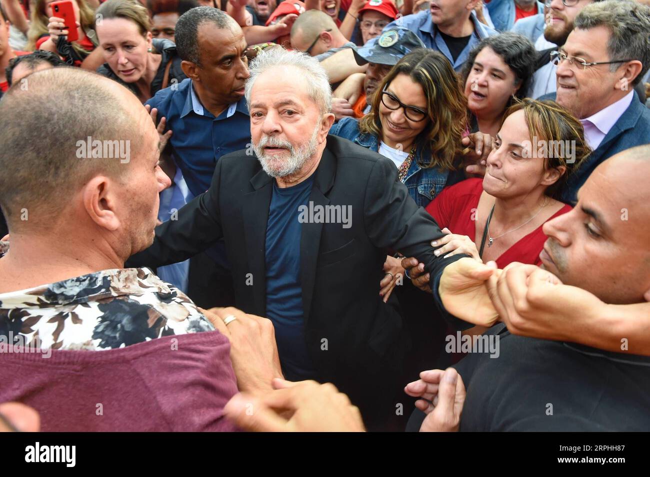 191108 -- CURITIBA BRASILE, 8 novembre 2019 Xinhua -- l'ex presidente del Brasile Luiz Inacio Lula da Silva C è ricevuto da una folla di sostenitori e colleghi politici del Partito dei lavoratori PT mentre lascia l'edificio della polizia federale a Curitiba, nel sud del Brasile, l'8 novembre 2019. L'ex presidente del Brasile Luiz Inacio Lula da Silva è stato rilasciato venerdì pomeriggio a Curitiba. Dennis Ferreira netto/Agencia Estado via Xinhua ***BRAZIL OUT*** BRAZIL-CURITIBA-EX PRESIDENT-LULA-RELEASE PUBLICATIONxNOTxINxCHN Foto Stock