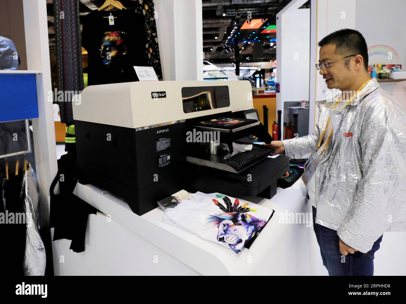 191109 -- SHANGHAI, 9 novembre 2019 -- Un membro dello staff presenta una stampante di magliette allo stand di Dupont presso l'area espositiva Equipment durante il secondo China International Import Expo CIIE a Shanghai, Cina orientale, l'8 novembre 2019. Le soluzioni di produzione intelligenti e di fascia alta rendono l'area espositiva Equipment un punto di riferimento al secondo CIIE. Vari tipi di prodotti, come navi per il servizio pubblico, escavatori dragline, macchine utensili di precisione, microchip, software, ecc., sono mostrati dalle aziende che cercano opportunità di business nel mercato cinese. CIIECHINA-SHANGHAI-CIIE-EQUIPMENT Foto Stock