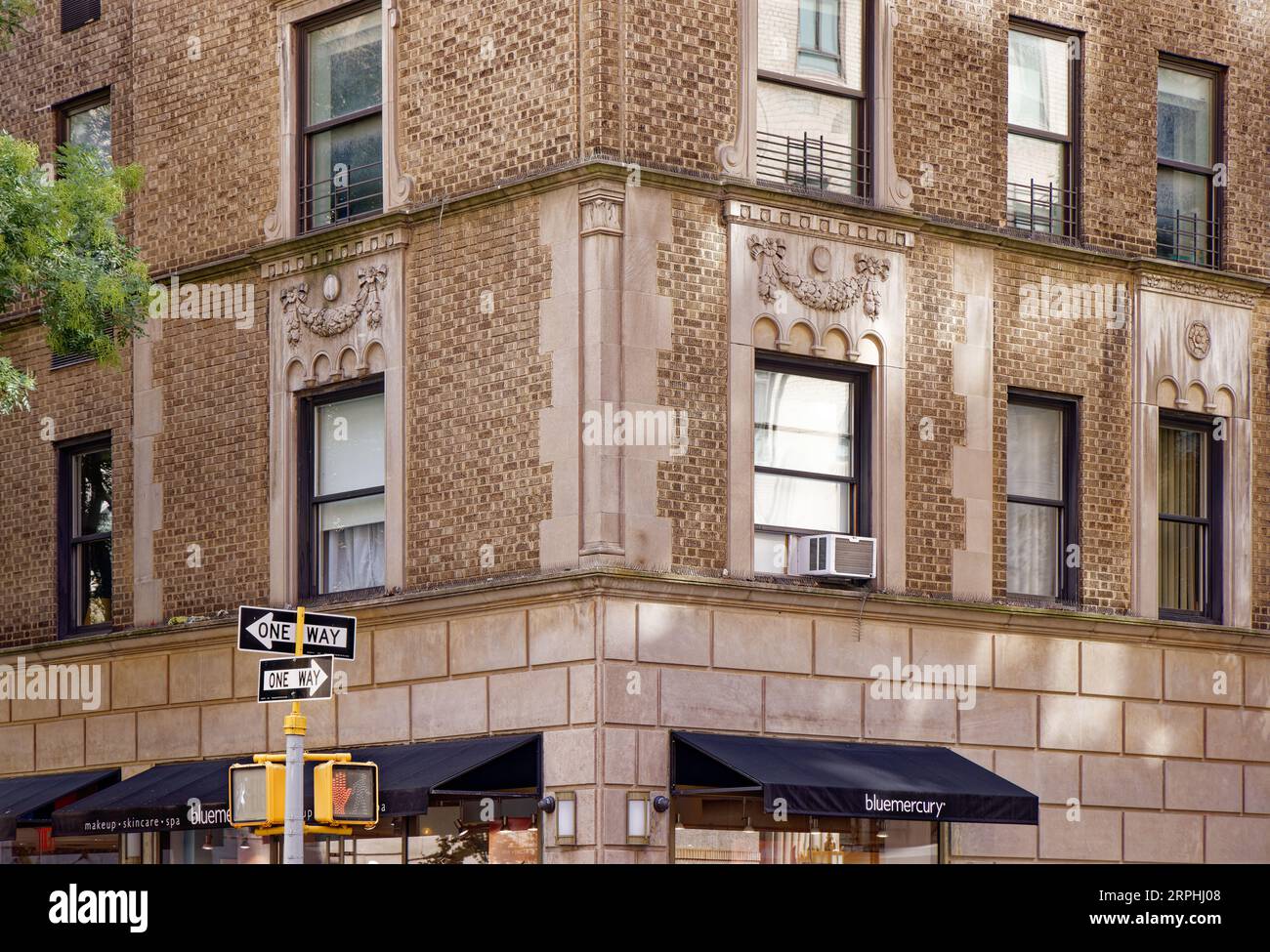 Upper East Side: L'edificio di appartamenti progettato da Emery Roth al 22 East 88th Street è accoppiato con il 21 East 87th Street su Madison Avenue. Foto Stock