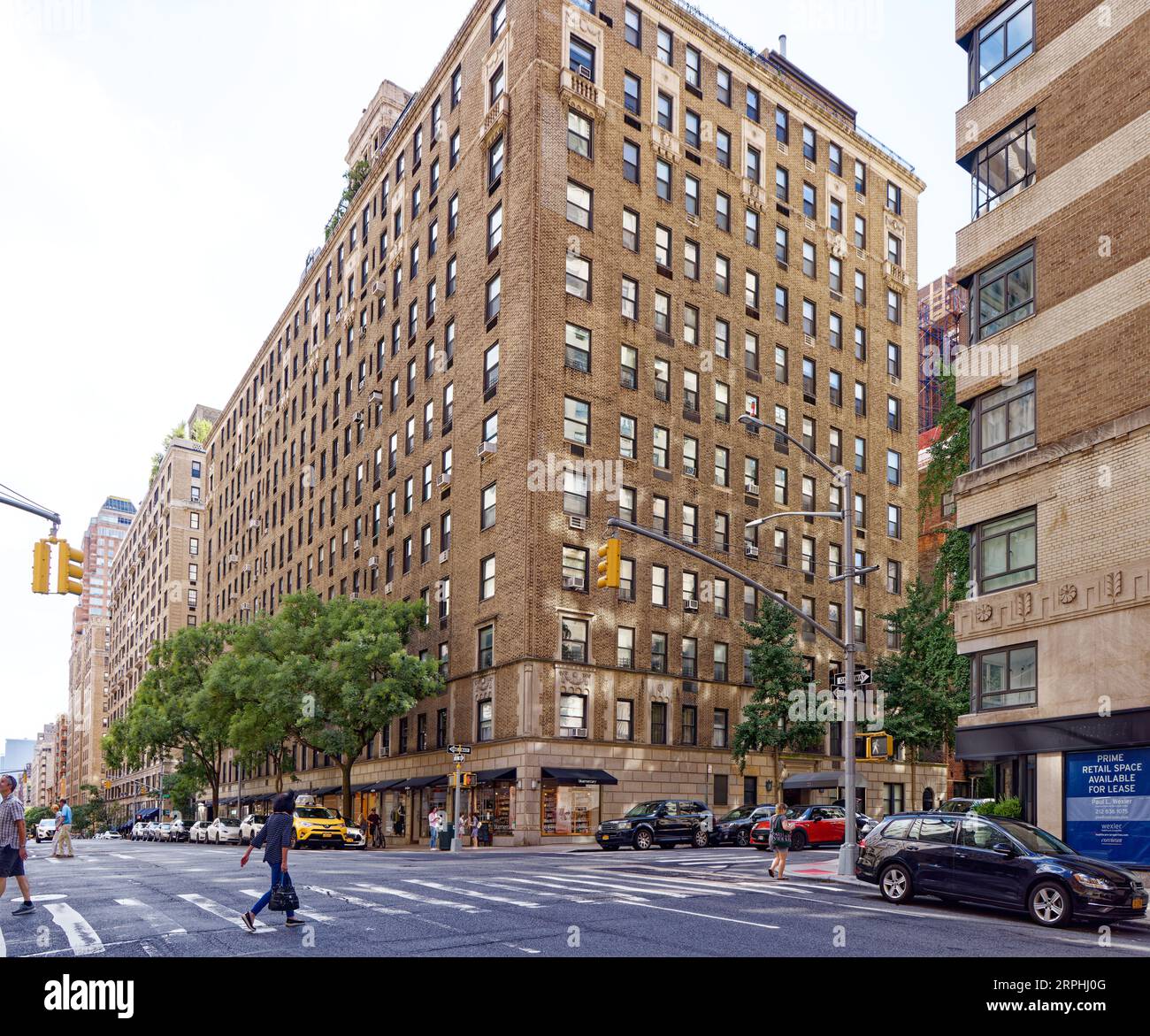 Upper East Side: L'edificio di appartamenti progettato da Emery Roth al 22 East 88th Street è accoppiato con il 21 East 87th Street su Madison Avenue. Foto Stock