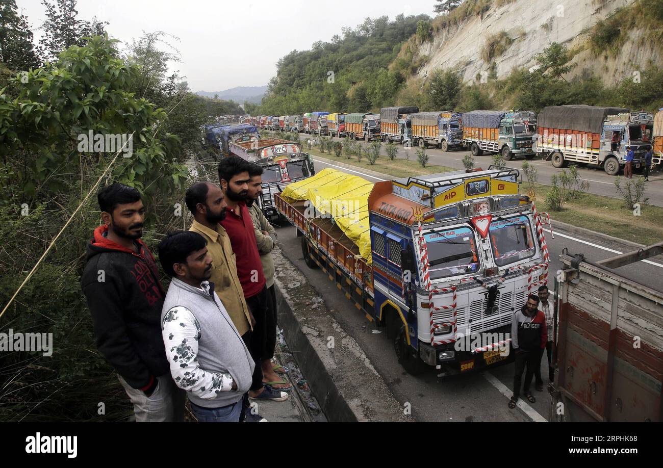 191111 -- JAMMU, 11 novembre 2019 Xinhua -- i conducenti si trovano vicino ai loro camion bloccati dopo che la strada è stata bloccata nel distretto di Ramban di Jammu, la capitale invernale del Kashmir controllato dagli indiani, l'11 novembre 2019. La Srinagar-Jammu Highway fu chiusa a causa di forti nevicate e frane. Str/Xinhua KASHMIR-JAMMU-HIGHWAY-CLOSED PUBLICATIONxNOTxINxCHN Foto Stock