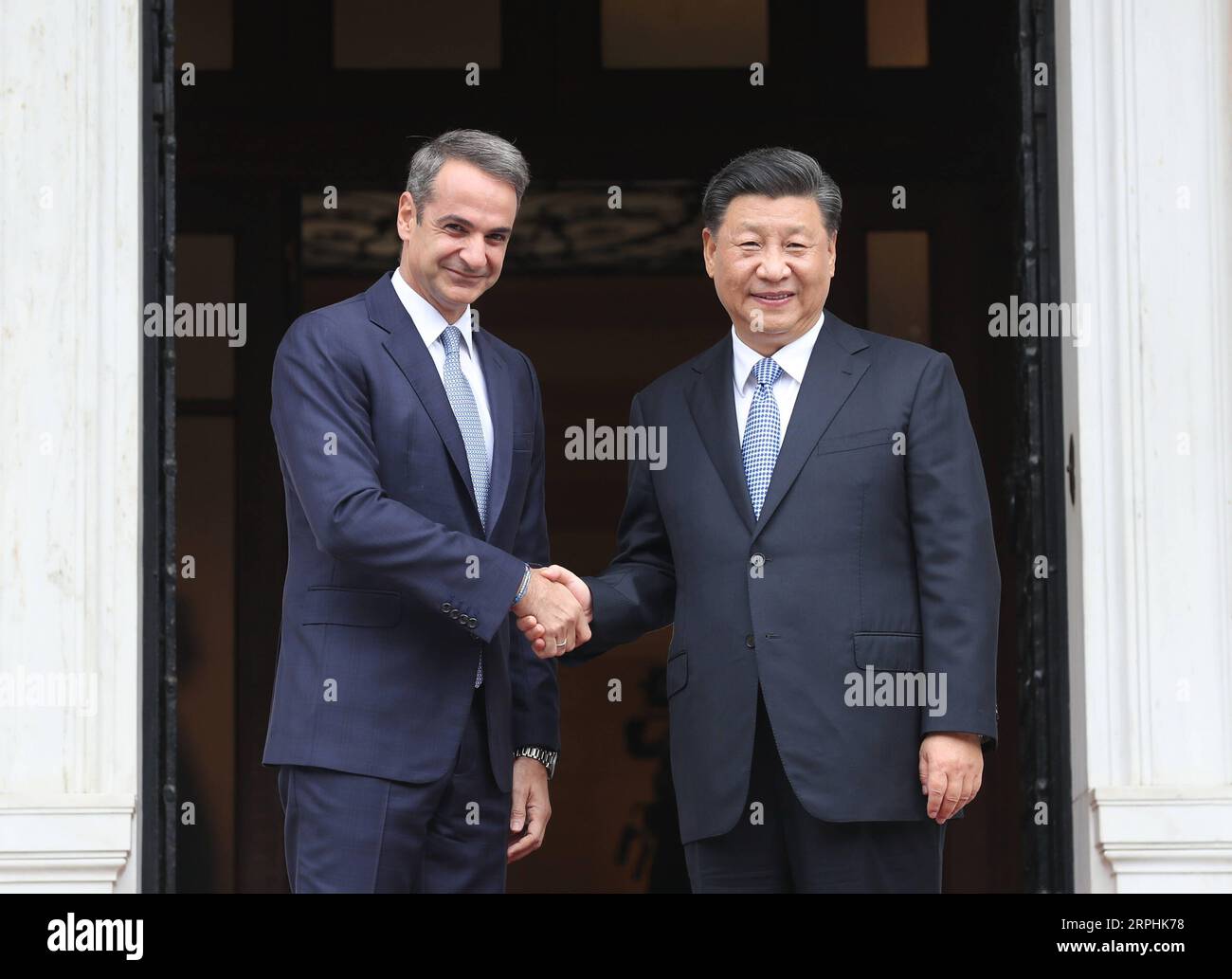 191111 -- ATENE, 11 novembre 2019 -- il presidente cinese Xi Jinping incontra il primo ministro greco Kyriakos Mitsotakis ad Atene, in Grecia, 11 novembre 2019. GRECIA-ATENE-XI JINPING-GRECO PM-TALKS YAOXDAWEI PUBLICATIONXNOTXINXCHN Foto Stock