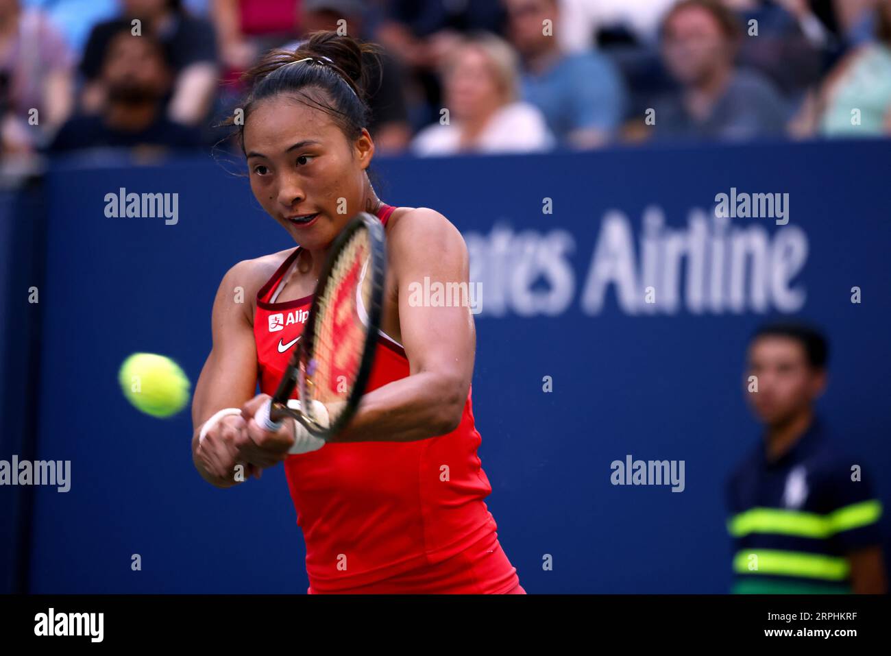 New York, Stati Uniti. 4 settembre 2023. La cinese Qinwen Zheng durante la sua vittoria a sorpresa contro la numero 5 della testa di serie della Tunisia Ons Jabeur nel loro quarto round agli US Open. Fotografia di Credit: Adam Stoltman/Alamy Live News Foto Stock