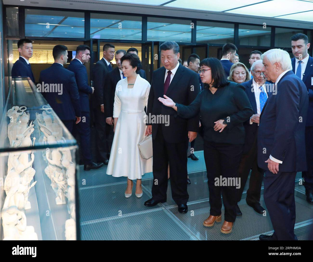191112 -- ATENE, 12 novembre 2019 -- il presidente cinese Xi Jinping e sua moglie Peng Liyuan visitano il Museo dell'Acropoli accompagnato dal presidente greco Prokopis Pavlopoulos e da sua moglie Vlassia Pavlopoulou-Peltsemi ad Atene, in Grecia, 12 novembre 2019. GRECIA-ATENE-XI JINPING-MUSEO DELL'ACROPOLI DINGXLIN PUBLICATIONXNOTXINXCHN Foto Stock