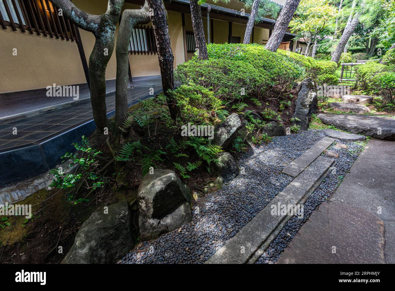 L'ex residenza Inomata, progettata dall'architetto Isohachi Yoshida è un edificio in stile Sukiya circondato da un giardino giapponese che si estende intorno a. Foto Stock