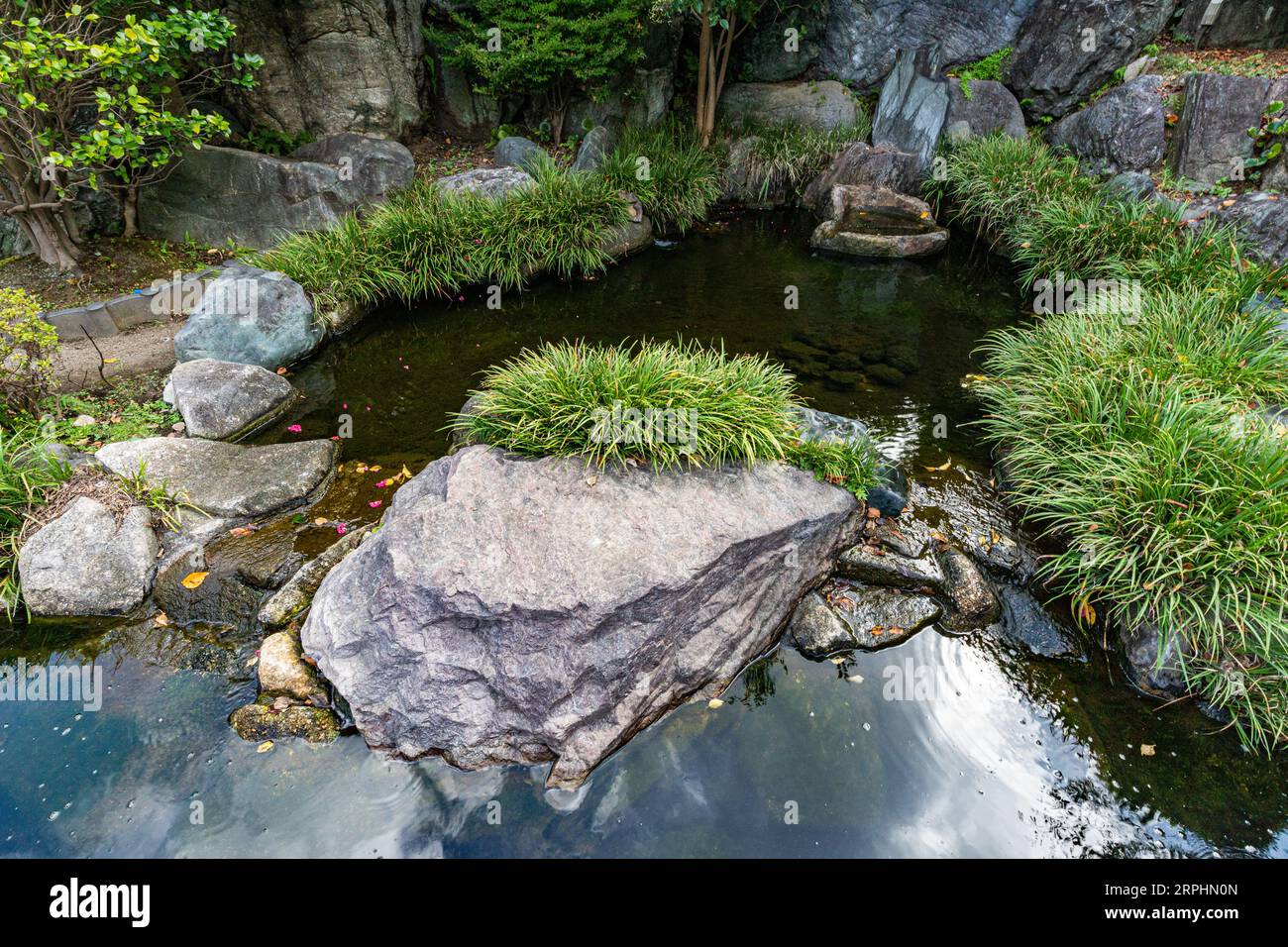 Nihon Teien Ryobo Momijitei - sebbene la struttura sia ufficialmente un cimitero di deliri, è di fatto aperta al pubblico con due diverse guardie giapponesi Foto Stock