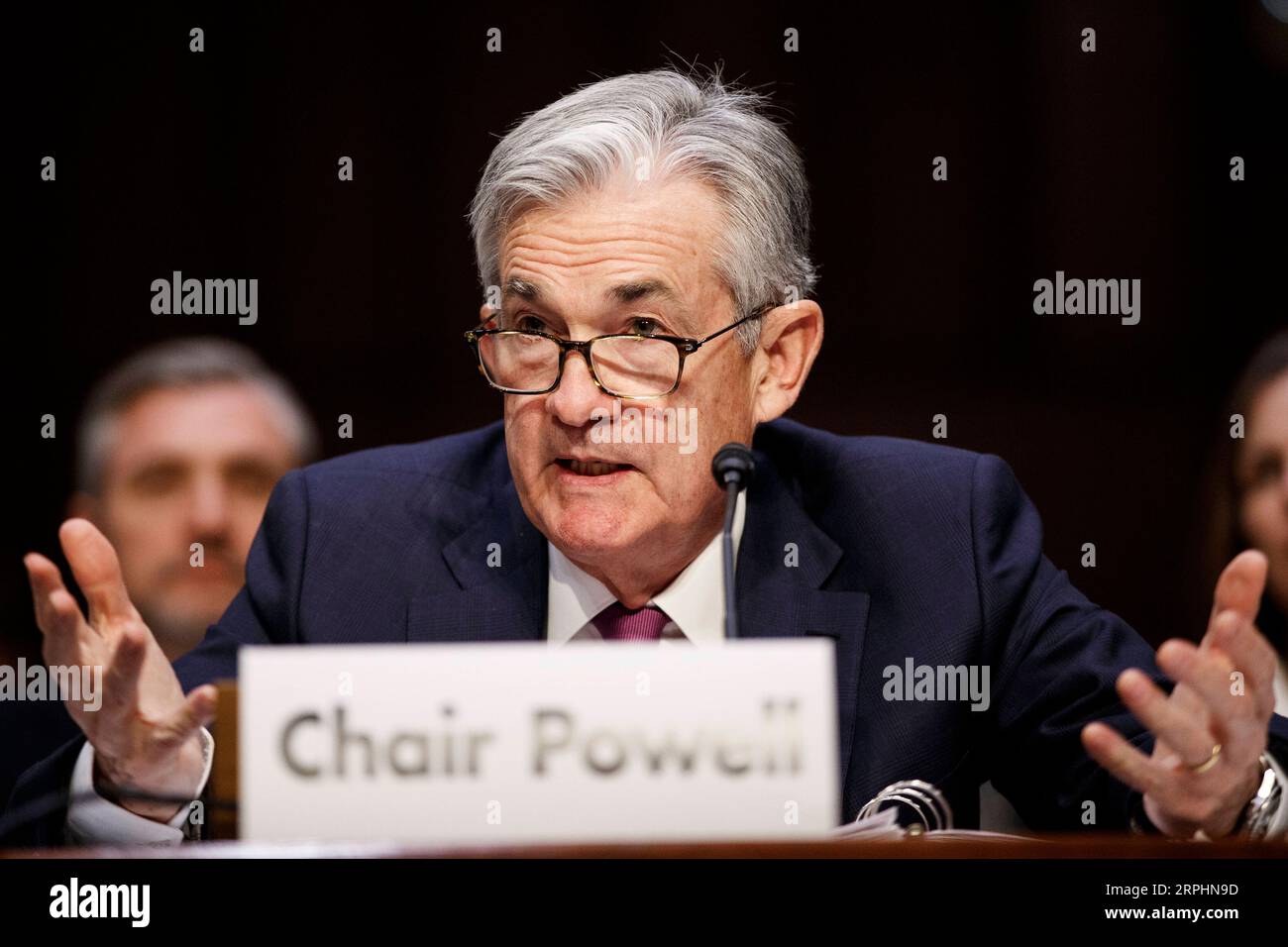 191113 -- WASHINGTON, 13 novembre 2019 -- il presidente della Federal Reserve statunitense Jerome Powell testimonia davanti al Comitato economico congiunto del Congresso sulle prospettive economiche di Capitol Hill a Washington D.C., negli Stati Uniti, il 13 novembre 2019. L'attuale posizione della politica monetaria degli Stati Uniti è probabile che rimanga appropriata finché l'economia degli Stati Uniti rimane sulla buona strada, ha detto Jerome Powell mercoledì in un'audizione tenuta dal Comitato economico congiunto del Congresso. Foto di /Xinhua U.S.-WASHINGTON D.C.-FED-POWELL-HEARING TingxShen PUBLICATIONxNOTxINxCHN Foto Stock