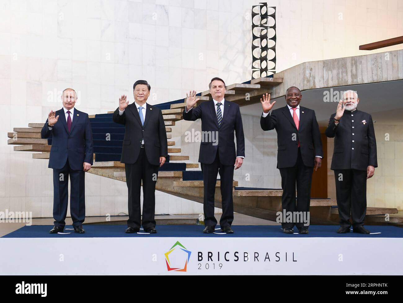 191114 -- BRASILIA, 14 novembre 2019 -- i leader dei BRICS posano per una foto di gruppo all'undicesimo vertice dei BRICS a Brasilia, Brasile, 14 novembre 2019. L'undicesimo vertice dei BRICS, un blocco dei mercati emergenti che raggruppa Brasile, Russia, India, Cina e Sud Africa, si è tenuto giovedì a Brasilia. Il presidente brasiliano Jair Bolsonaro ha presieduto il vertice. Hanno partecipato al vertice anche il presidente cinese Xi Jinping, il presidente russo Vladimir Putin, il primo ministro indiano Narendra modi e il presidente sudafricano Cyril Ramaphosa. BRASILE-BRASILIA-CINA-XI JINPING-BRICS-SUMMIT XIEXHUANCHI PUBLICATIONXNOTXINXCHN Foto Stock