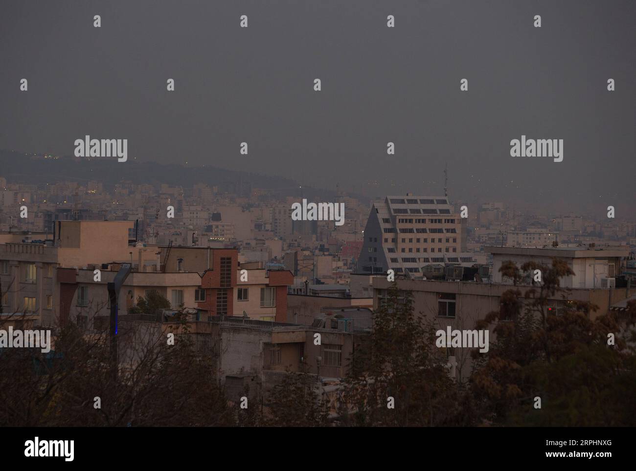 191115 -- TEHERAN, 15 novembre 2019 -- gli edifici sono avvolti nello smog a Teheran, Iran, il 14 novembre 2019. Mercoledì le autorità iraniane hanno chiuso asili e scuole primarie per un grave inquinamento atmosferico nella capitale iraniana Teheran, ha riportato il sito di notizie di Eghtesad Online. Foto di /Xinhua IRAN-TEHERAN-INQUINAMENTO ATMOSFERICO AhmadxHalabisaz PUBLICATIONxNOTxINxCHN Foto Stock