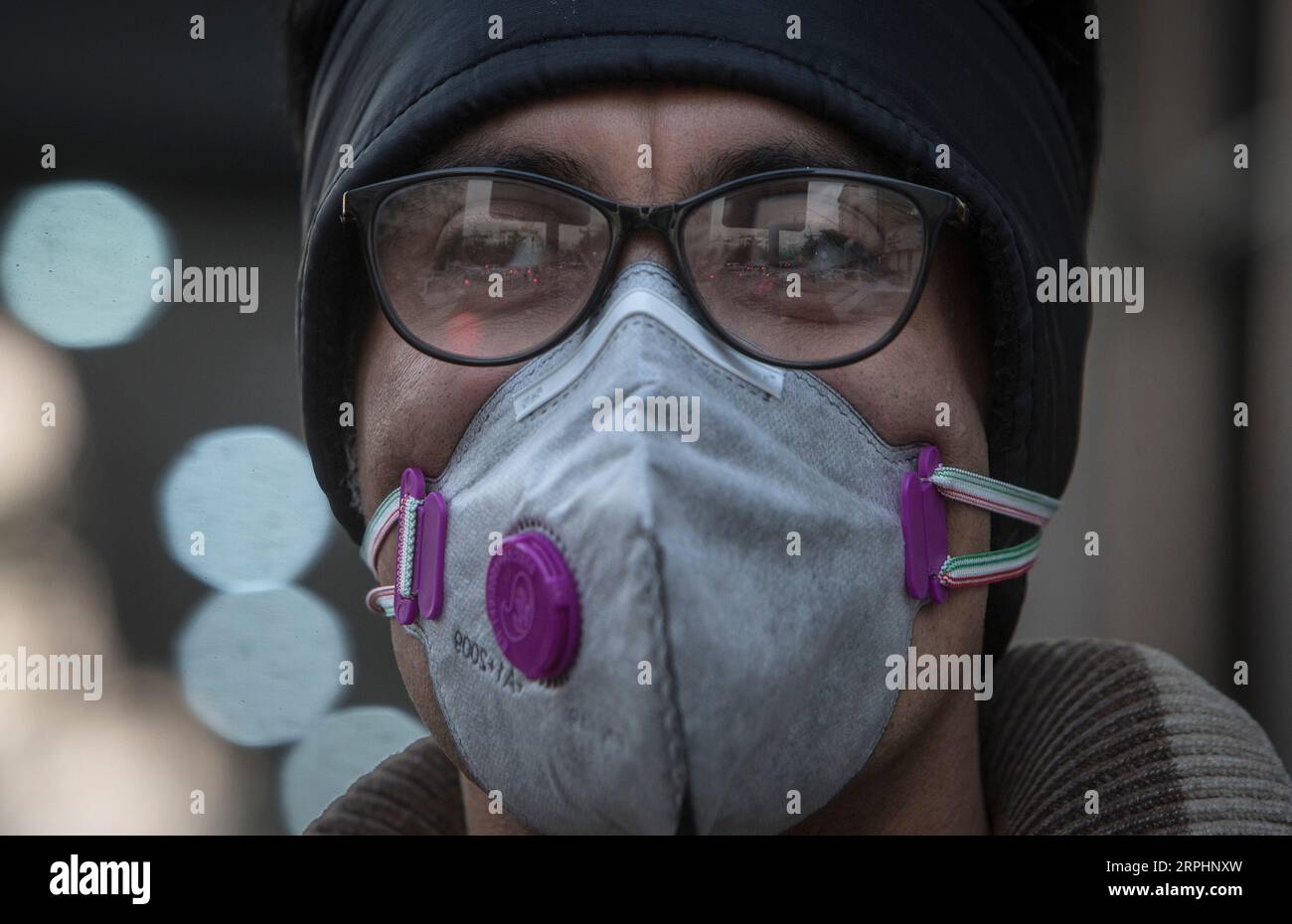 191115 -- TEHERAN, 15 novembre 2019 -- Un uomo che indossa una maschera aspetta in una stazione degli autobus a Teheran, Iran, il 14 novembre 2019. Mercoledì le autorità iraniane hanno chiuso asili e scuole primarie per un grave inquinamento atmosferico nella capitale iraniana Teheran, ha riportato il sito di notizie di Eghtesad Online. Foto di /Xinhua IRAN-TEHERAN-INQUINAMENTO ATMOSFERICO AhmadxHalabisaz PUBLICATIONxNOTxINxCHN Foto Stock