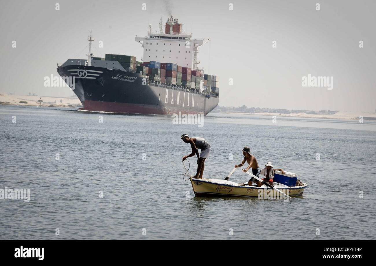 191117 -- PECHINO, 17 novembre 2019 -- Un cargo attraversa il Canale di Suez in Egitto, 26 luglio 2010. L'Autorità del Canale di Suez dell'Egitto SCA ha celebrato domenica il 150° anniversario dell'apertura del Canale di Suez alla navigazione internazionale. Il Canale di Suez è un canale artificiale a livello del mare in Egitto che collega il Mar Mediterraneo e il Mar Rosso. È stato aperto per la navigazione nel novembre 1869 dopo 10 anni di costruzione. Il Canale di Suez è uno dei corsi d'acqua più importanti del mondo, poiché consente alle navi di viaggiare tra l'Europa e l'Asia meridionale senza navigare intorno all'Africa, riducendo così il numero di Foto Stock