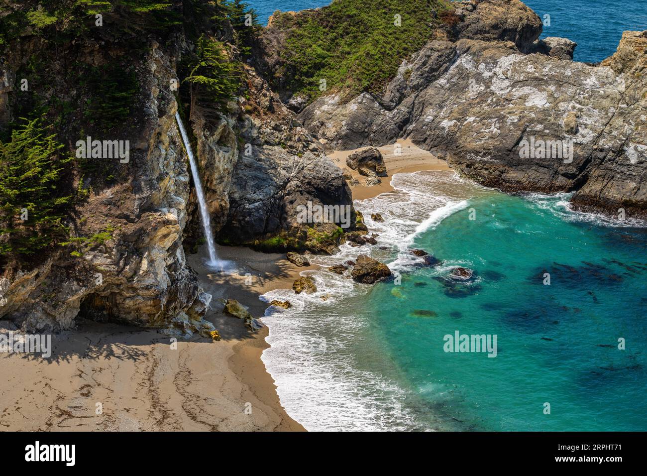 Cascate McWay lungo la costa del Big Sur nel Julia Pfeiffer Burns State Park, California. Uno dei pochi che cadono nell'oceano, è incredibilmente panoramico Foto Stock