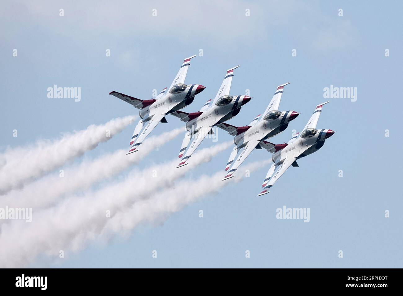 Cleveland, Stati Uniti. 4 settembre 2023. Un jet Thunderbird della United States Air Force si esibisce durante il Cleveland National Air Show a Cleveland, Ohio, lunedì 4 settembre 2023. Foto di Aaron Josefczyk/UPI Credit: UPI/Alamy Live News Foto Stock