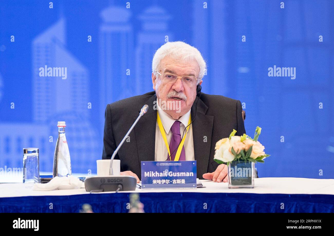 191118 -- SHANGHAI, 18 novembre 2019 -- Mikhail Gusman, primo vice direttore generale della TASS Russian News Agency, parla durante la quarta riunione del World Media Summit WMS presidium a Shanghai, Cina orientale, 18 novembre 2019. I leader di 13 organizzazioni di media di fama mondiale hanno affermato lunedì che l'aumento degli sforzi per contrastare le notizie false dovrebbe essere una priorità dell'industria dei media. I dirigenti senior delle organizzazioni dei media di 11 paesi hanno fatto le loro osservazioni al quarto incontro del World Media Summit WMS presidium. CHINA-SHANGHAI-WORLD MEDIA SUMMIT-PRESIDIUM MEETING CN CAIXYANG PUBLICATI Foto Stock