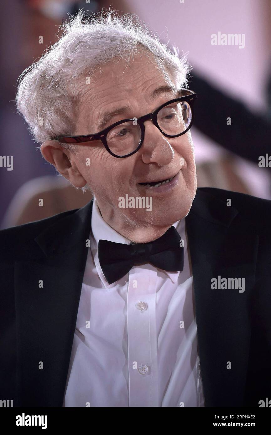 Venezia, Italia. 4 settembre 2023. Woody Allen arriva sul tappeto rosso per il film "Coup De Chance" alla 80a Mostra Internazionale del Cinema di Venezia 2023 il 4 settembre 2023 a Venezia. Foto di Rocco Spaziani/UPI Credit: UPI/Alamy Live News Foto Stock