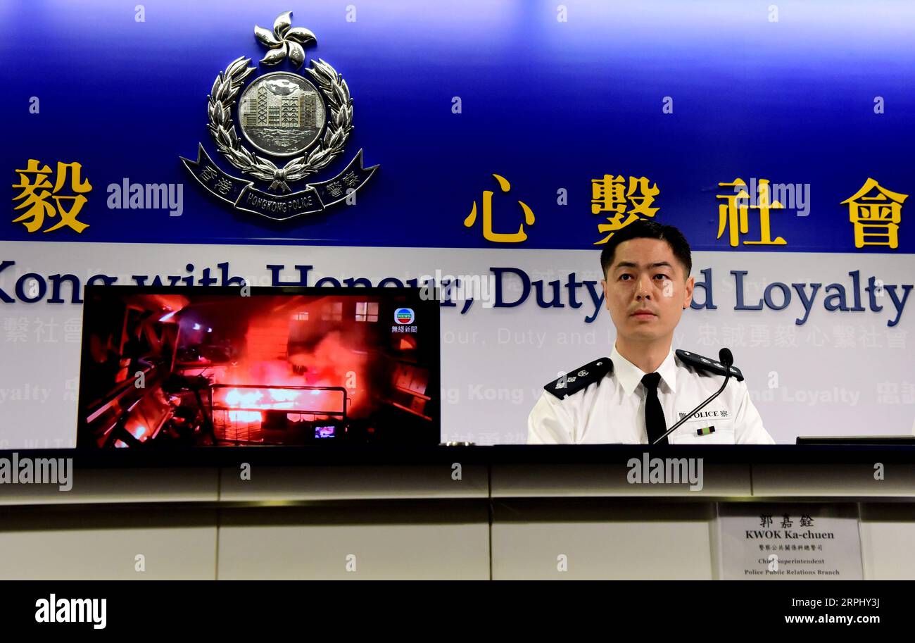 191119 -- HONG KONG, 19 novembre 2019 -- Capo Sovrintendente delle pubbliche relazioni della polizia sezione Kwok Ka-chuen mostra un'immagine di prove di atti violenti compiuti dai rivoltosi in un comunicato stampa a Hong Kong, nel sud della Cina, 19 novembre 2019. Lo scorso giorno, la polizia di Hong Kong ha arrestato circa 1.100 persone per reati, tra cui la partecipazione alla rivolta e il possesso di armi offensive. Per quanto riguarda il gran numero di persone minorenni tra i rivoltosi, la polizia non li ha arrestati immediatamente, ma ha preso accordi per registrare i loro dati personali prima di rilasciarli, ha aggiunto la polizia di Hong Kong. CINA-HONG Foto Stock