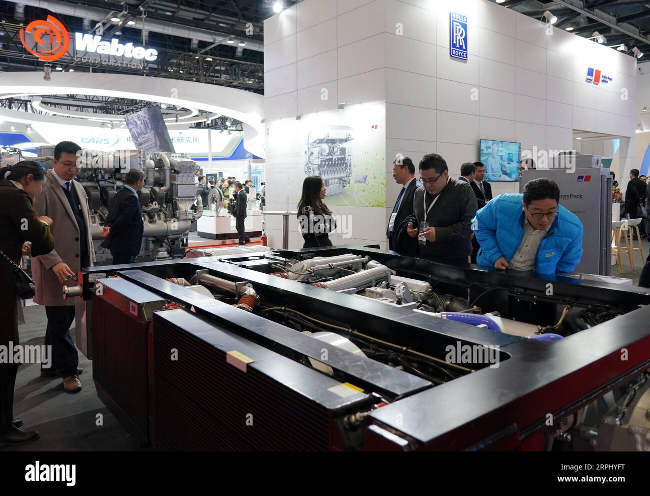 191120 -- PECHINO, 20 novembre 2019 -- i visitatori guardano una mostra durante Modern Railways 2019, una mostra internazionale sulla tecnologia e le attrezzature ferroviarie moderne, al China National Convention Center di Pechino, capitale della Cina, 20 novembre 2019. CHINA-BEIJING-MODERN RAILWAYS 2019-EXHIBITION CN ZHANGXCHENLIN PUBLICATIONXNOTXINXCHN Foto Stock