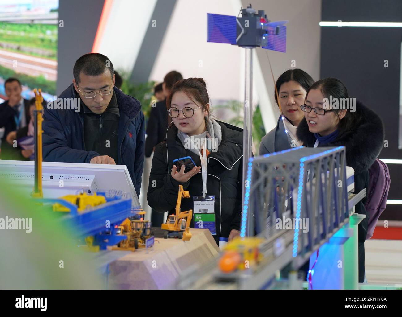 191120 -- PECHINO, 20 novembre 2019 -- i visitatori guardano i modelli esposti durante Modern Railways 2019, una mostra internazionale sulla tecnologia e le attrezzature ferroviarie moderne, al China National Convention Center di Pechino, capitale della Cina, 20 novembre 2019. CHINA-BEIJING-MODERN RAILWAYS 2019-EXHIBITION CN ZHANGXCHENLIN PUBLICATIONXNOTXINXCHN Foto Stock