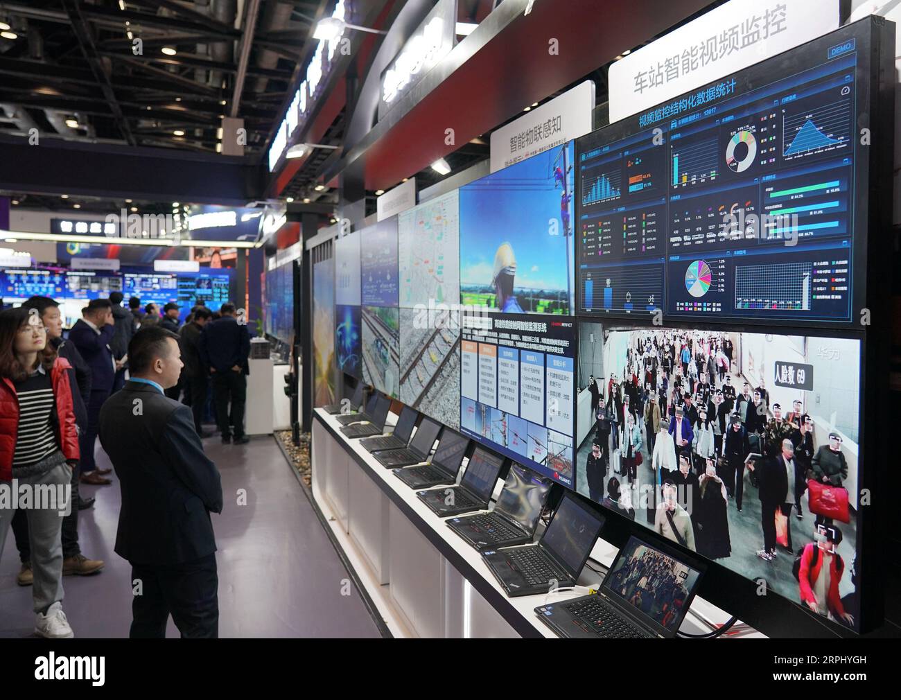 191120 -- PECHINO, 20 novembre 2019 -- i visitatori guardano a un sistema di monitoraggio intelligente della stazione ferroviaria durante Modern Railways 2019, una mostra internazionale sulla tecnologia e le attrezzature ferroviarie moderne, al China National Convention Center di Pechino, capitale della Cina, 20 novembre 2019. CHINA-BEIJING-MODERN RAILWAYS 2019-EXHIBITION CN ZHANGXCHENLIN PUBLICATIONXNOTXINXCHN Foto Stock