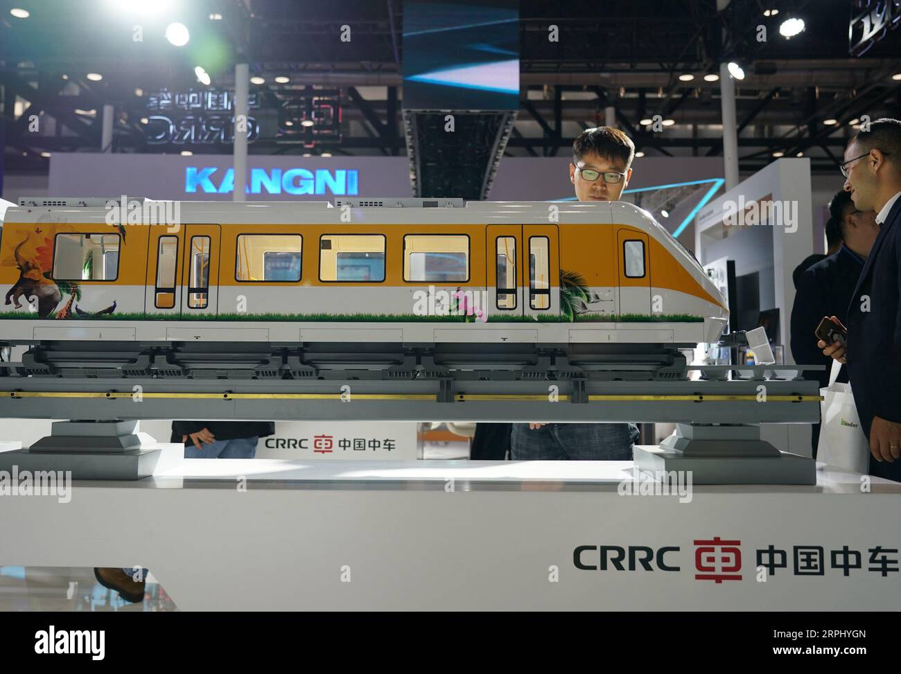 191120 -- PECHINO, 20 novembre 2019 -- i visitatori guardano un modello di treno maglev durante Modern Railways 2019, una mostra internazionale sulla tecnologia e le attrezzature ferroviarie moderne, al China National Convention Center di Pechino, capitale della Cina, 20 novembre 2019. CHINA-BEIJING-MODERN RAILWAYS 2019-EXHIBITION CN ZHANGXCHENLIN PUBLICATIONXNOTXINXCHN Foto Stock