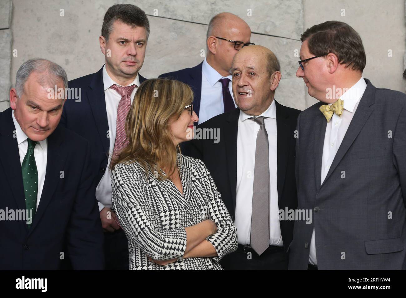 191120 -- BRUXELLES, 20 novembre 2019 -- il ministro degli Esteri francese Jean-Yves le Drian 2nd R e i suoi omologhi partecipano a un servizio fotografico ufficiale dopo la riunione del Consiglio Nord Atlantico a livello di ministri degli Esteri presso la sede della NATO a Bruxelles, in Belgio, il 20 novembre 2019. I ministri degli Esteri dell'Organizzazione del Trattato del Nord Atlantico la NATO ha accettato di includere lo spazio come suo nuovo dominio operativo insieme ad aria, terra, mare e cibernetica, ha detto mercoledì il Segretario generale della NATO Jens Stoltenberg. BELGIO-BRUXELLES-NATO-FM-MEETING ZhengxHuansong PUBLICATIONxNOTxINxCHN Foto Stock