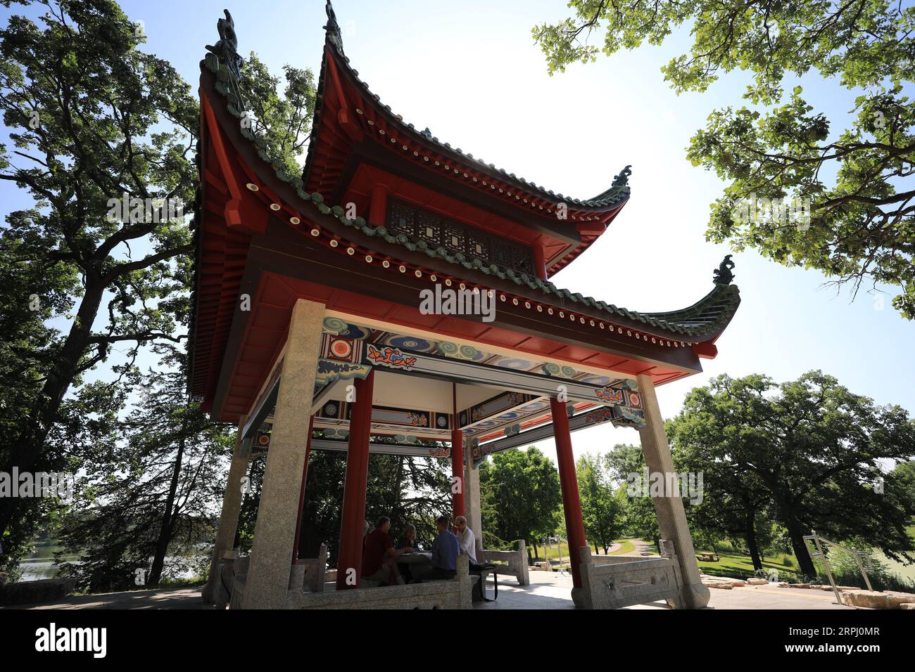 191121 -- SAINT PAUL U.S., 21 novembre 2019 -- foto scattata il 6 agosto 2019 mostra Linda Mealey-Lohmann, presidente della Minnesota China Friendship Garden Society, e membri del Consiglio di amministrazione che discutono i piani futuri del progetto di giardinaggio cinese inst. Paul, gli Stati Uniti. Situato a Phalen Park in St Paul, capitale dello stato americano del Minnesota, il giardino cinese di 1,2 acri, o Liu Ming Yuan, è diventato un simbolo della lunga amicizia del Minnesota con la Cina e un riconoscimento della relazione tra città e sorella iniziata nel 1988 tra St. Paul e Changsha, una città cinese centrale. PER ANDARE CON la funzione: Donna USA S 40-y Foto Stock