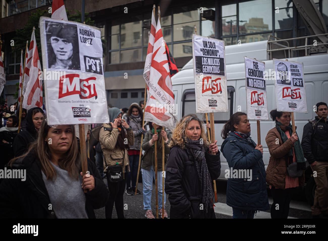 Buenos Aires, Buenos Aires, Argentina. 4 settembre 2023. I partiti di sinistra protestano contro l'omaggio ai genocidi dell'ultima dittatura civile-militare in Argentina. Un evento organizzato da Victoria Villarruel, candidata a vicepresidente per il partito la Libertad avanza. (Immagine di credito: © Daniella Fernandez Realin/ZUMA Press Wire) SOLO USO EDITORIALE! Non per USO commerciale! Crediti: ZUMA Press, Inc./Alamy Live News Foto Stock